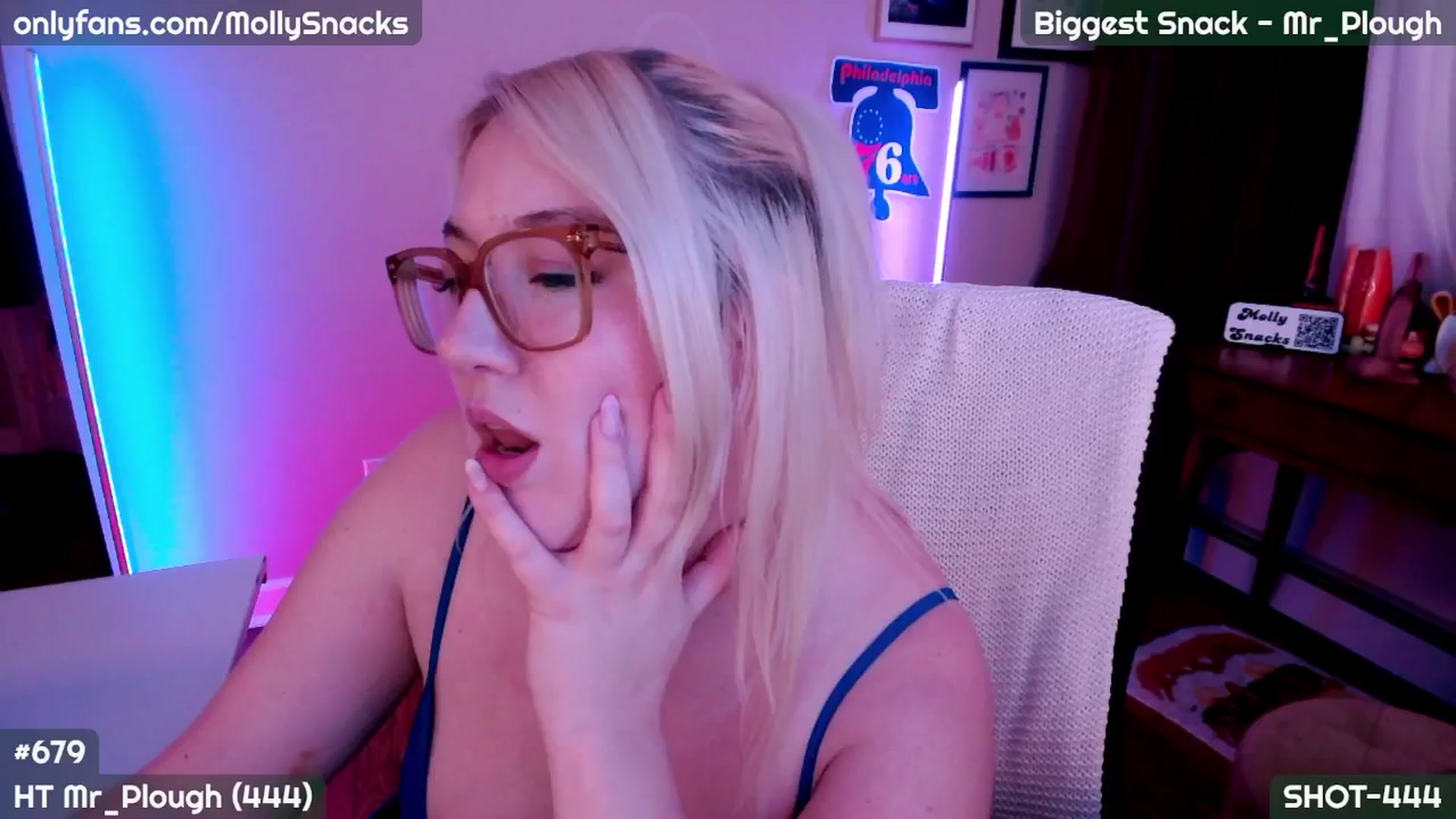 Gallery image thumbnail from MollySnacks's myfreecams stream on, 09/30/2025, 04:45 image 16 of 20