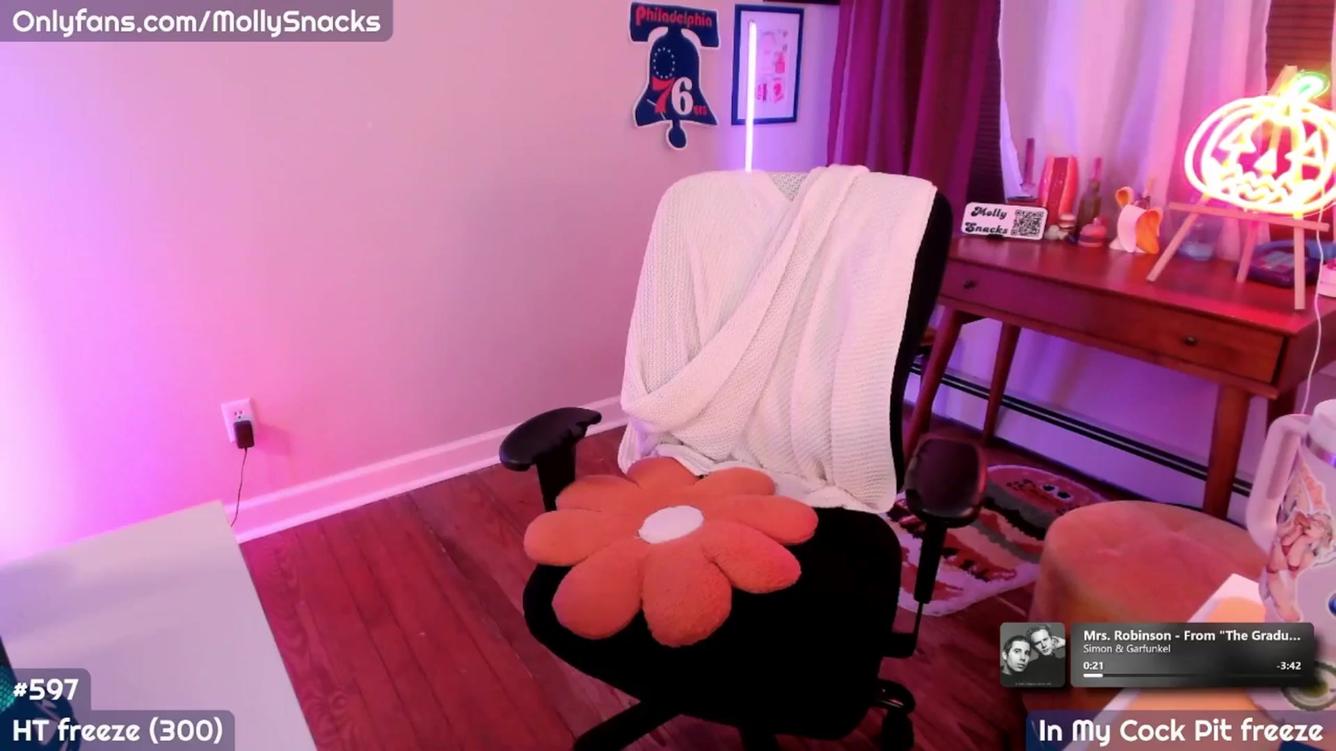 Gallery image thumbnail from MollySnacks's myfreecams stream on, 10/11/2025, 06:13 image 4 of 20