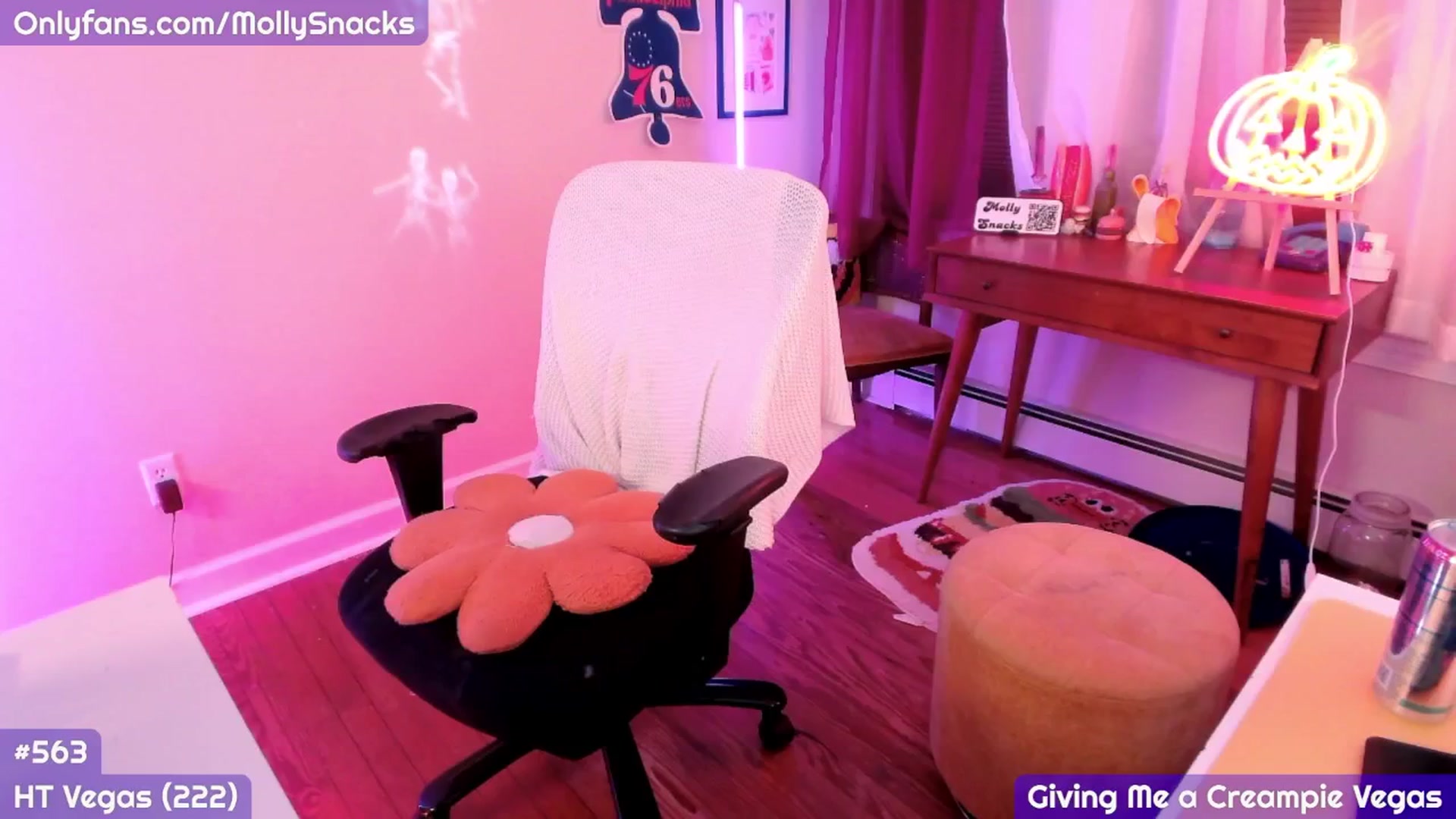 Gallery image thumbnail from MollySnacks's myfreecams stream on, 10/12/2025, 02:54 image 16 of 20