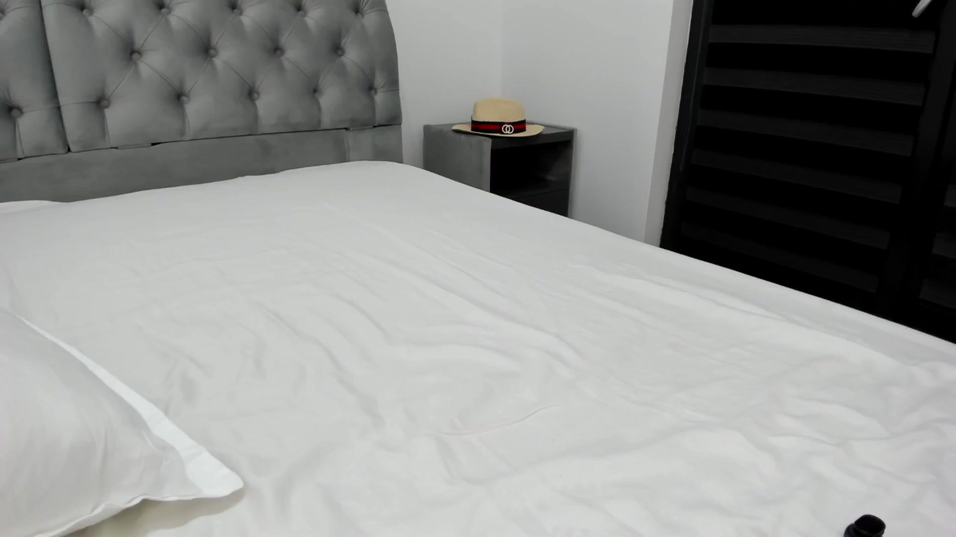 Gallery image thumbnail from Molly_Art's myfreecams stream on, 10/05/2024, 23:35 image 8 of 20