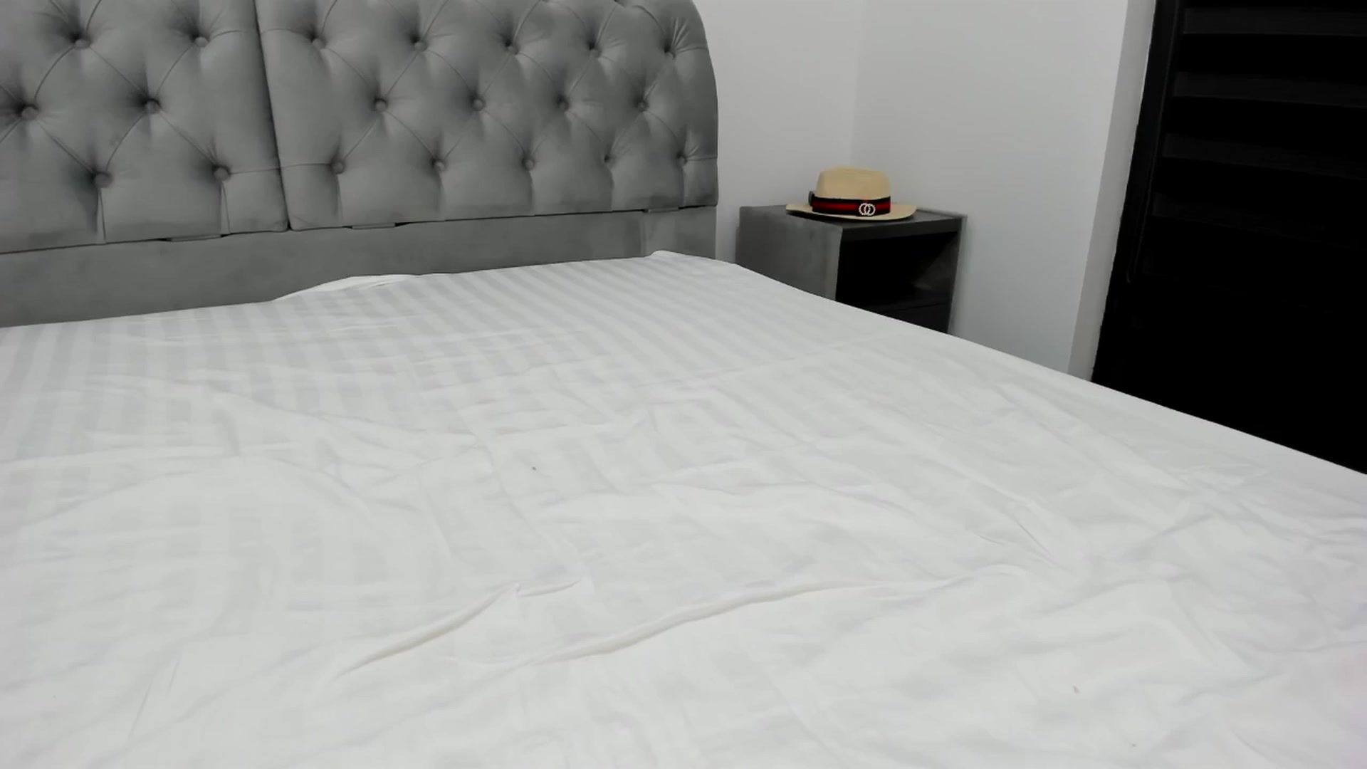 Gallery image thumbnail from Molly_Art's myfreecams stream on, 10/16/2024, 22:31 image 14 of 20