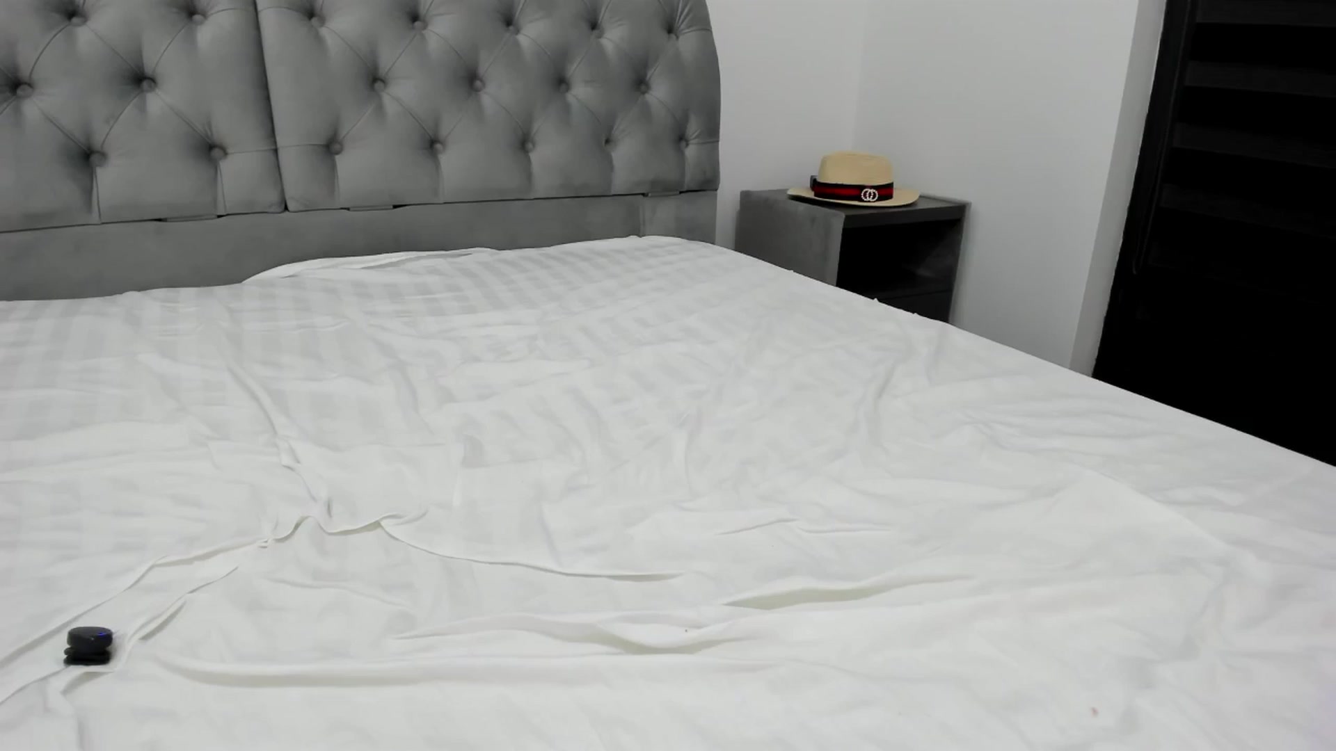 Gallery image thumbnail from Molly_Art's myfreecams stream on, 10/17/2024, 24:40 image 16 of 20