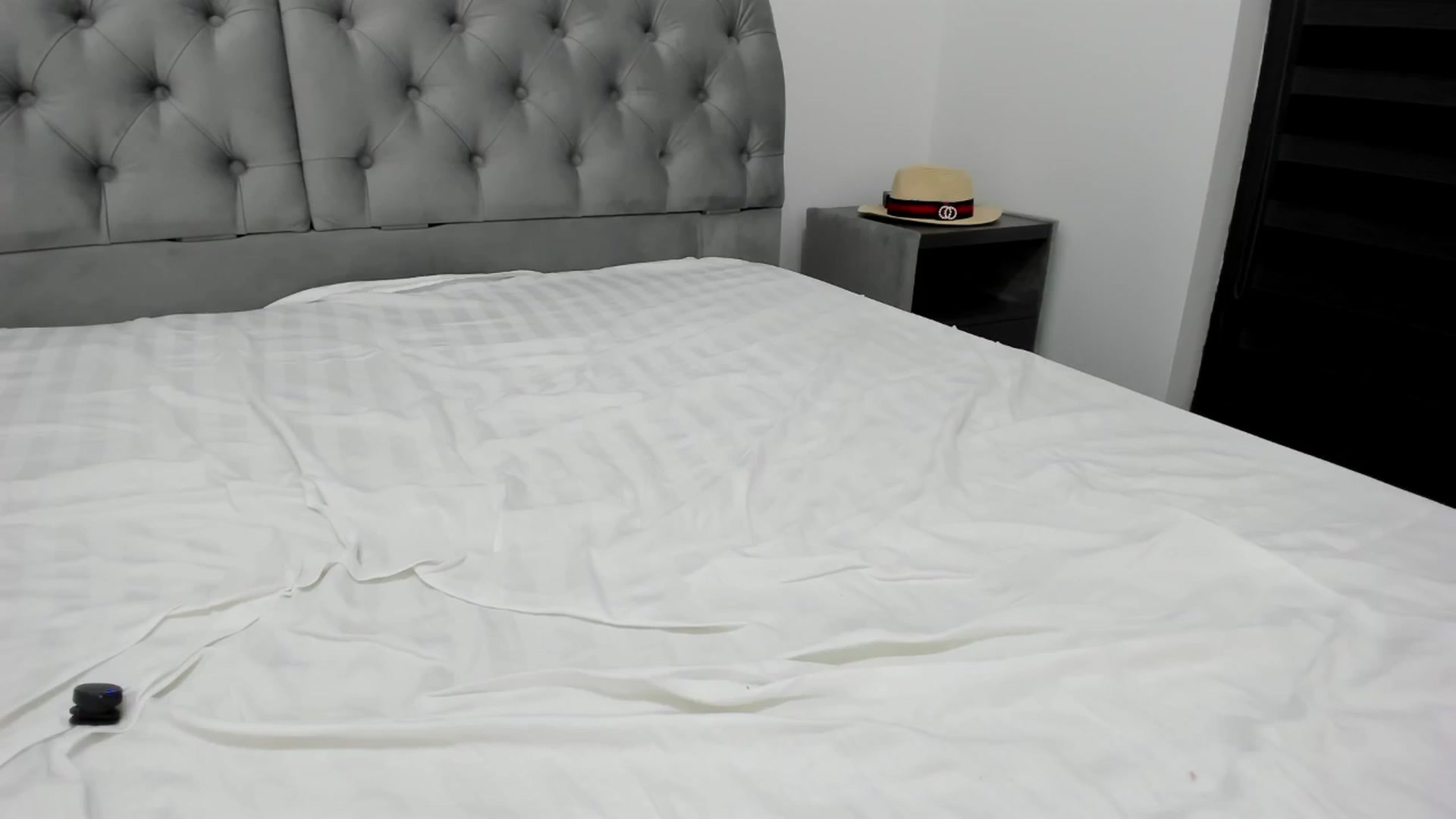 Gallery image thumbnail from Molly_Art's myfreecams stream on, 10/17/2024, 24:40 image 17 of 20