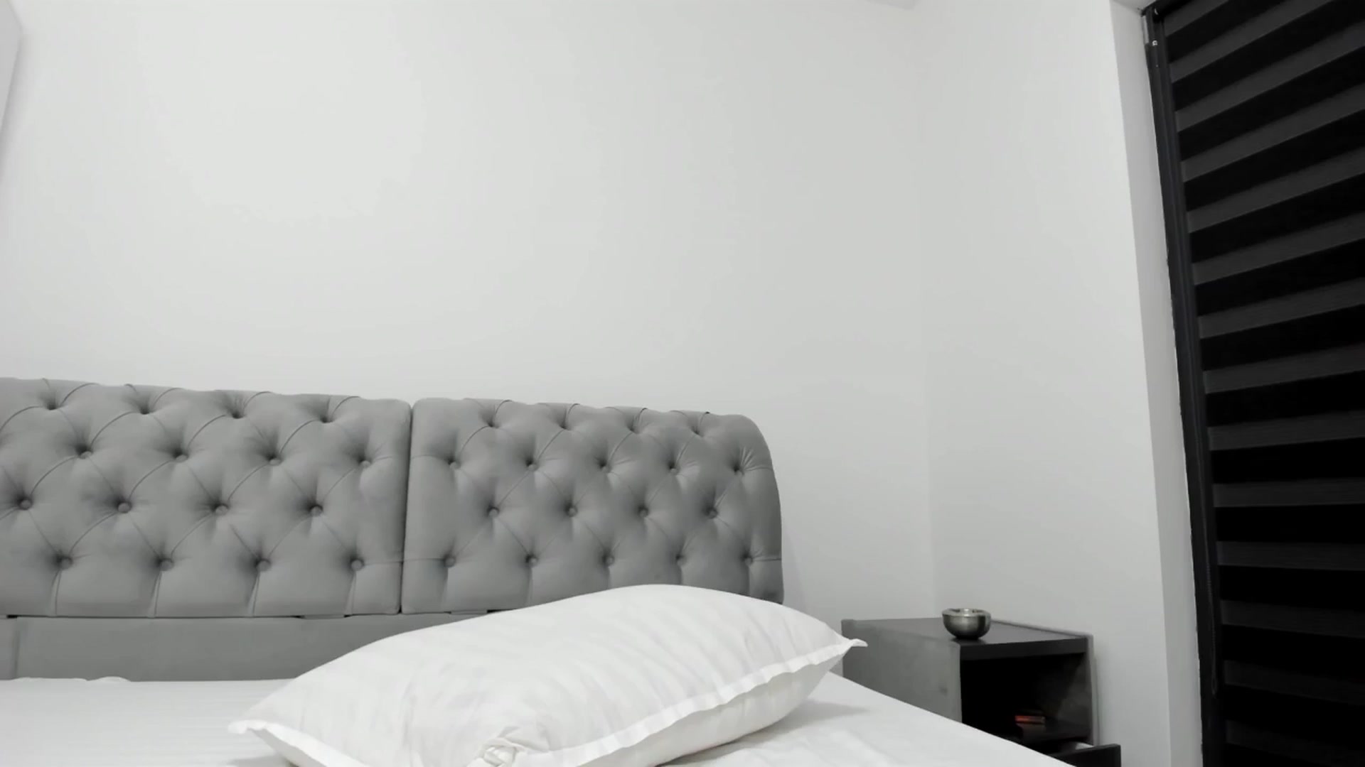Gallery image thumbnail from Molly_Art's myfreecams stream on, 12/08/2024, 23:46 image 7 of 20