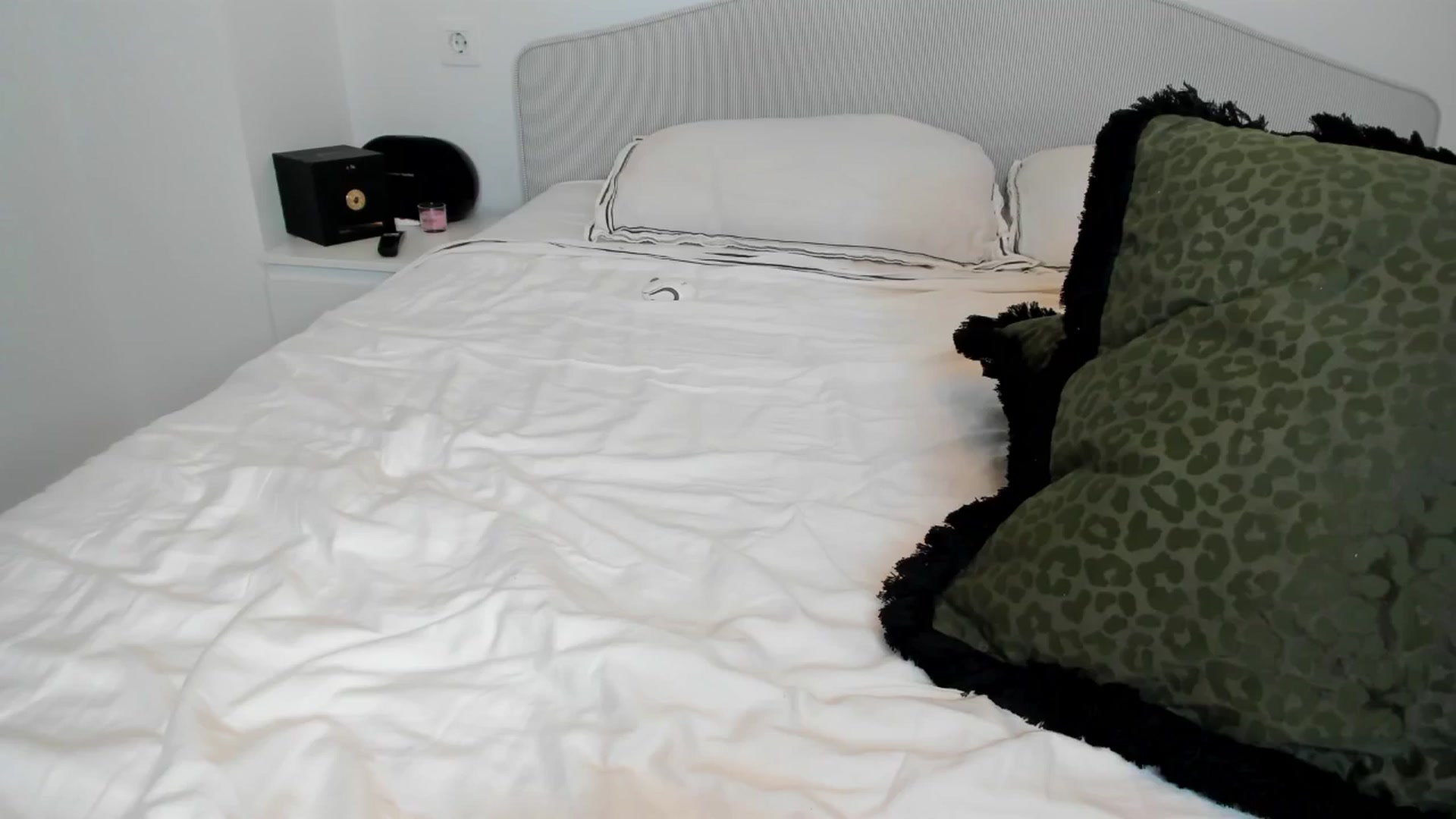 Gallery image thumbnail from Molly_Art's myfreecams stream on, 10/14/2025, 24:41 image 2 of 20