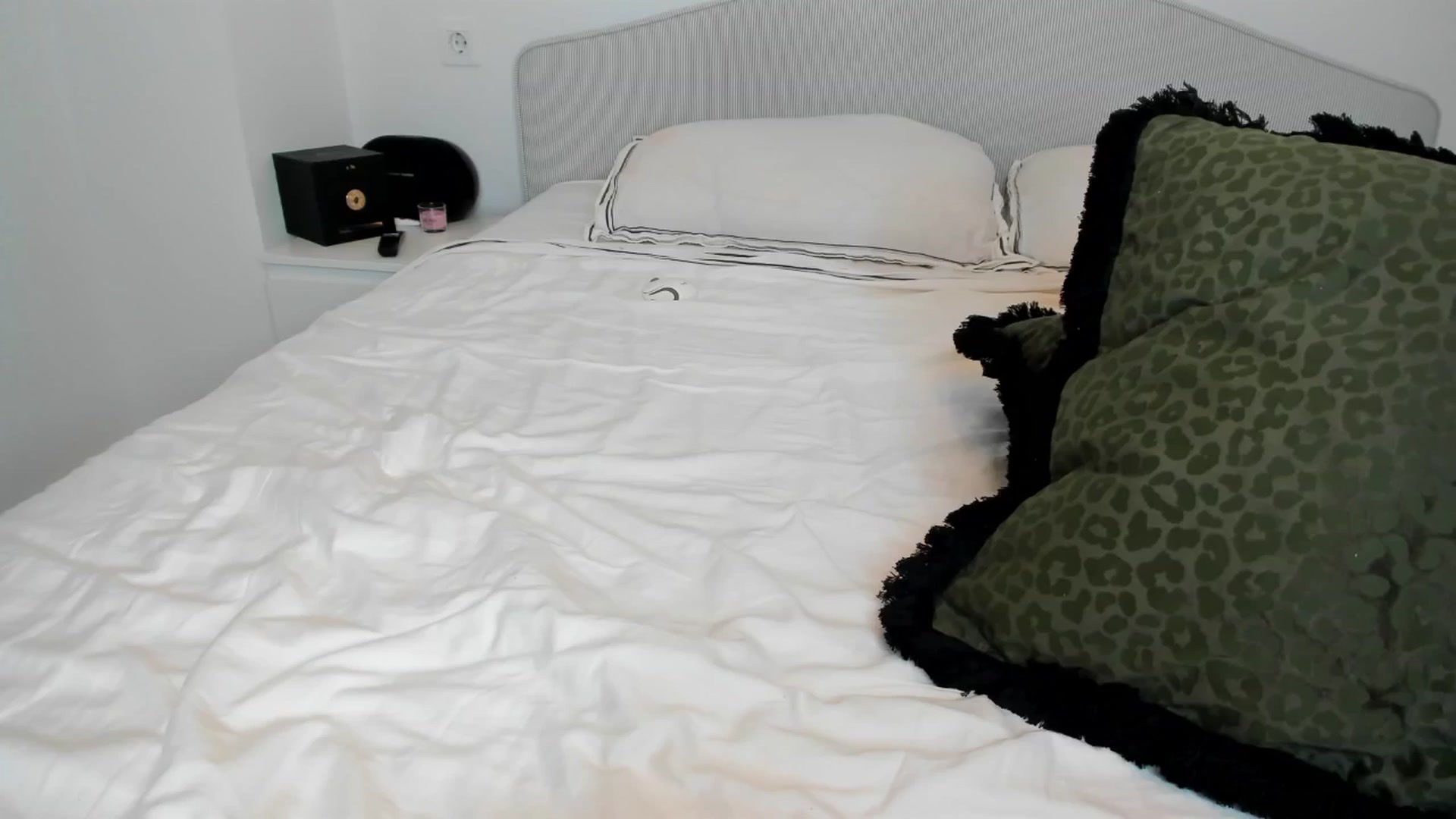 Gallery image thumbnail from Molly_Art's myfreecams stream on, 10/14/2025, 24:41 image 3 of 20
