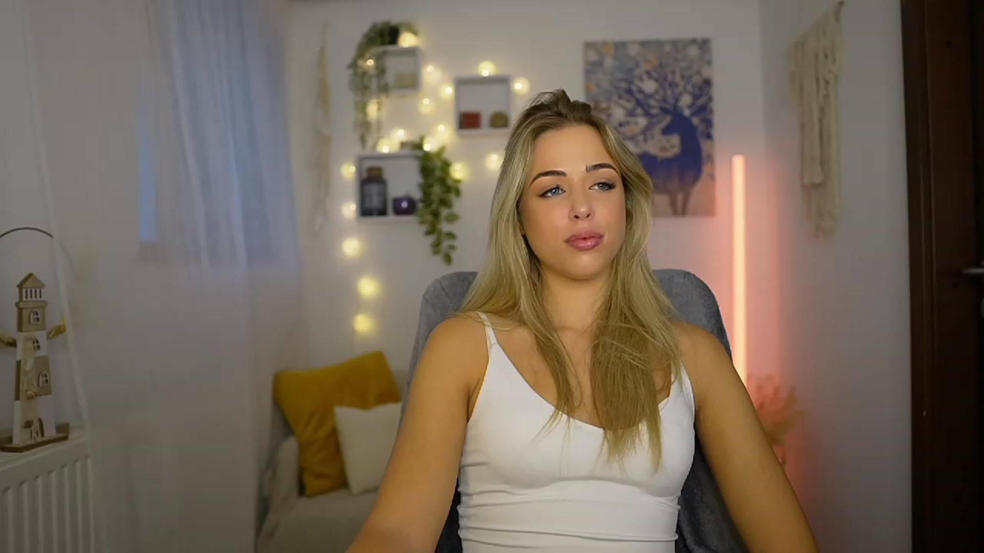 Gallery image thumbnail from Molly_Grey's myfreecams stream on, 10/23/2023, 08:47 image 16 of 20