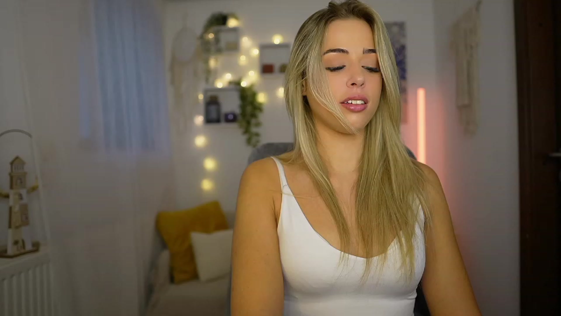 Gallery image thumbnail from Molly_Grey's myfreecams stream on, 10/23/2023, 08:47 image 15 of 20