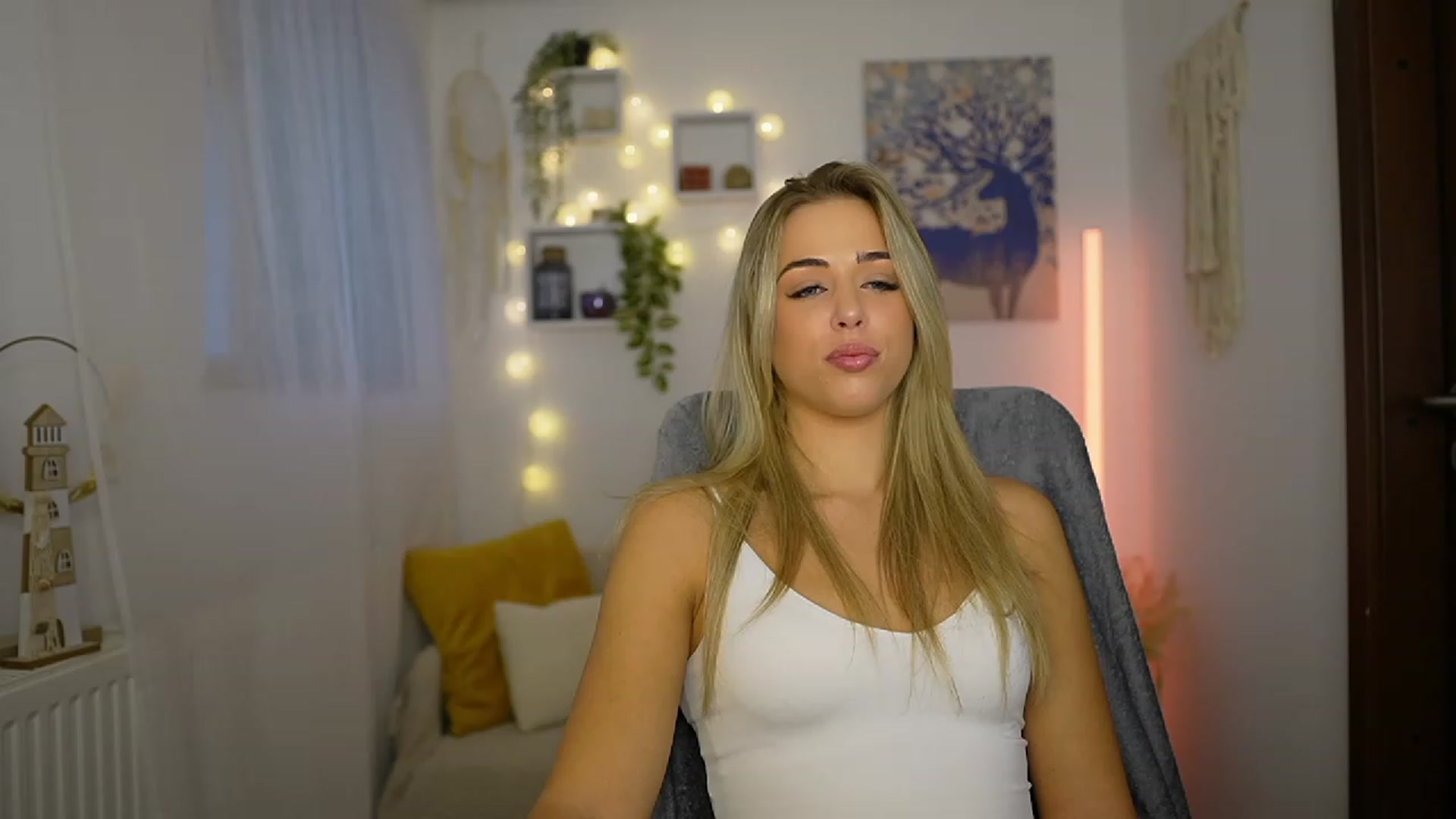Gallery image thumbnail from Molly_Grey's myfreecams stream on, 10/23/2023, 08:47 image 8 of 20