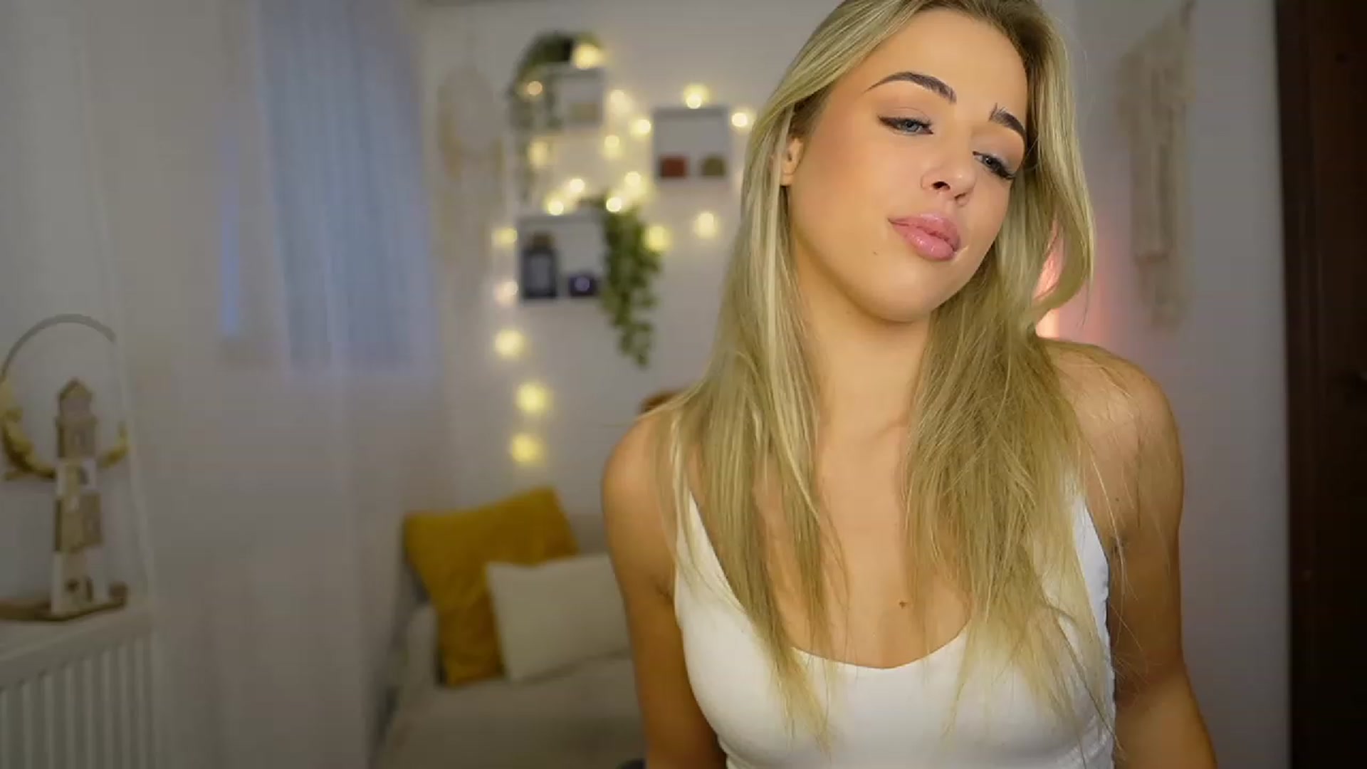 Gallery image thumbnail from Molly_Grey's myfreecams stream on, 10/23/2023, 08:47 image 2 of 20