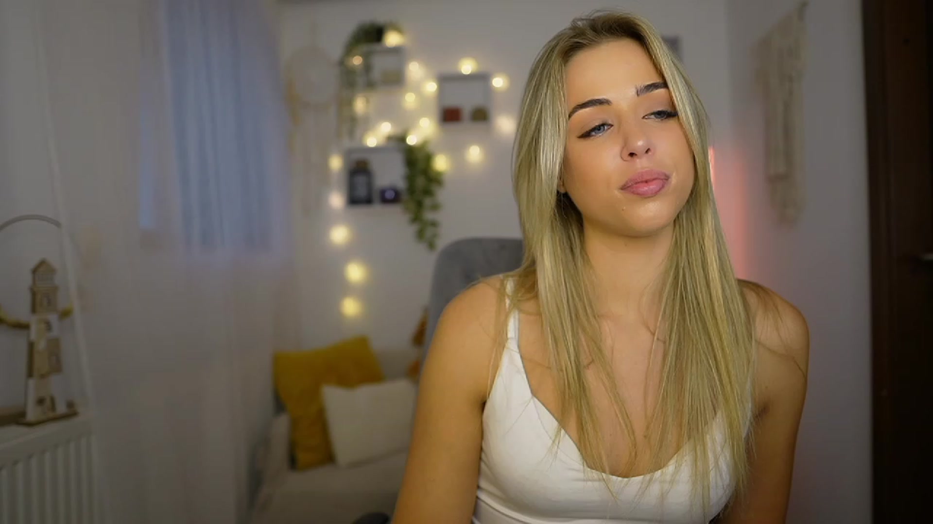 Gallery image thumbnail from Molly_Grey's myfreecams stream on, 10/23/2023, 13:00 image 19 of 20