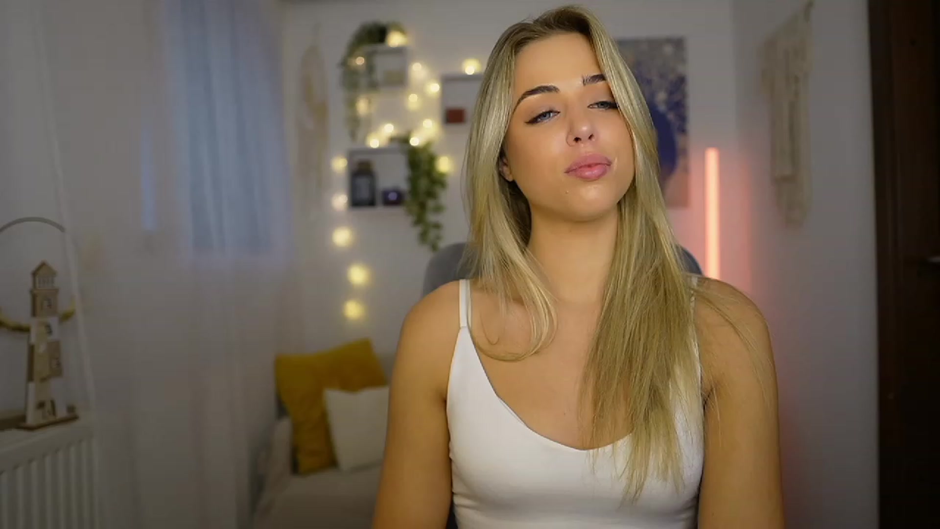 Gallery image thumbnail from Molly_Grey's myfreecams stream on, 10/23/2023, 13:00 image 8 of 20