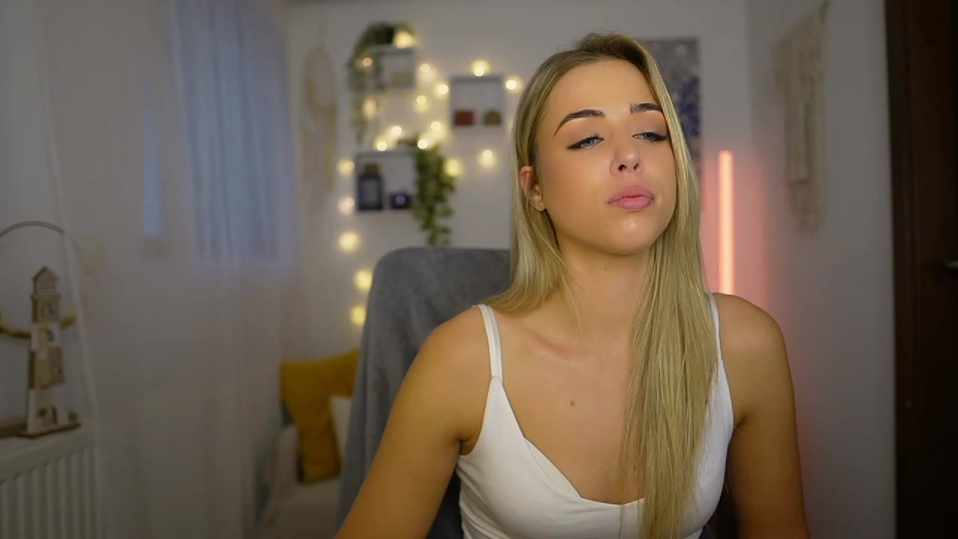Gallery image thumbnail from Molly_Grey's myfreecams stream on, 10/23/2023, 13:00 image 15 of 20
