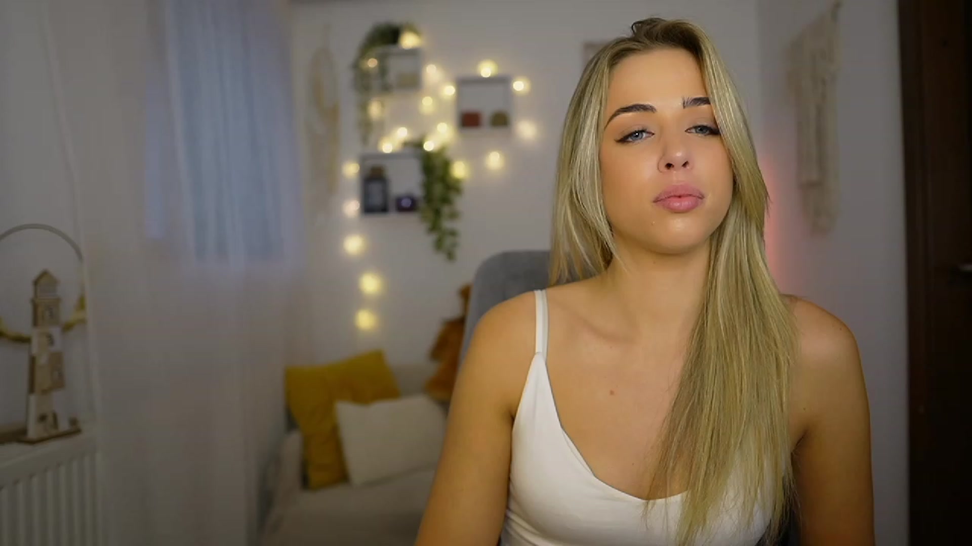 Gallery image thumbnail from Molly_Grey's myfreecams stream on, 10/23/2023, 13:00 image 10 of 20