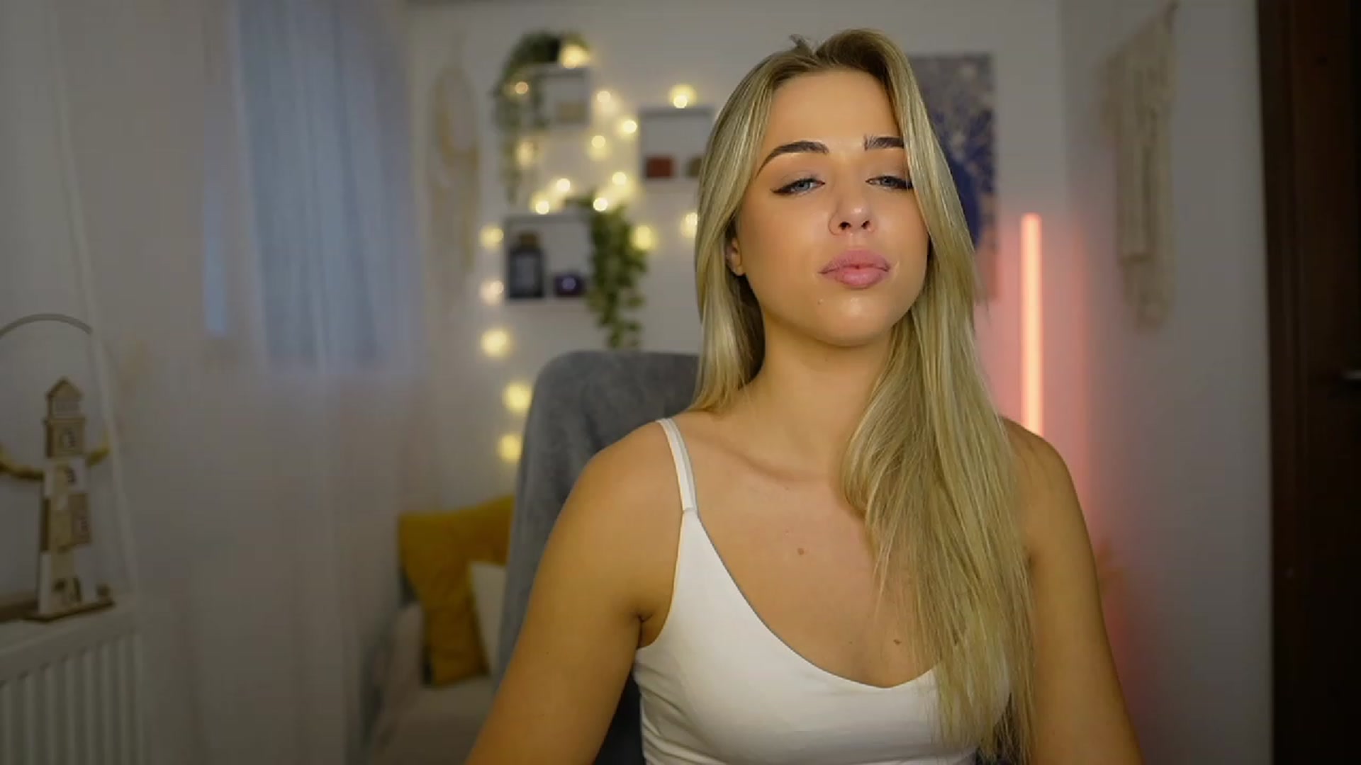 Gallery image thumbnail from Molly_Grey's myfreecams stream on, 10/23/2023, 13:00 image 6 of 20