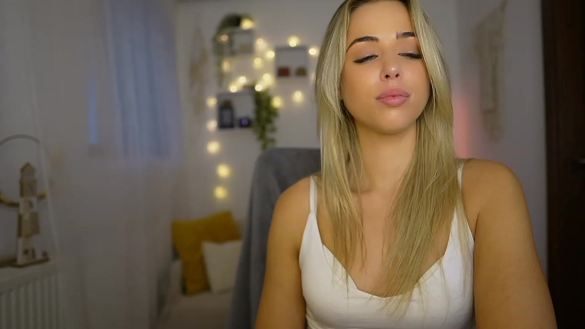 Gallery image thumbnail from Molly_Grey's myfreecams stream on, 10/23/2023, 13:00 image 20 of 20