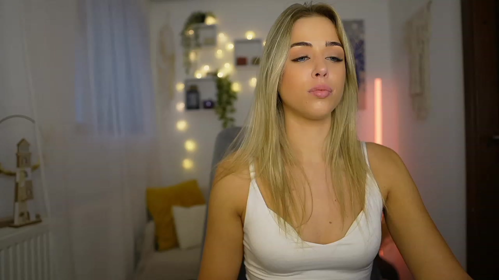 Gallery image thumbnail from Molly_Grey's myfreecams stream on, 10/23/2023, 13:00 image 17 of 20