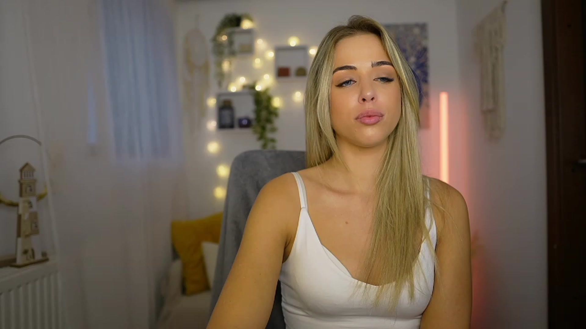 Gallery image thumbnail from Molly_Grey's myfreecams stream on, 10/23/2023, 13:00 image 13 of 20