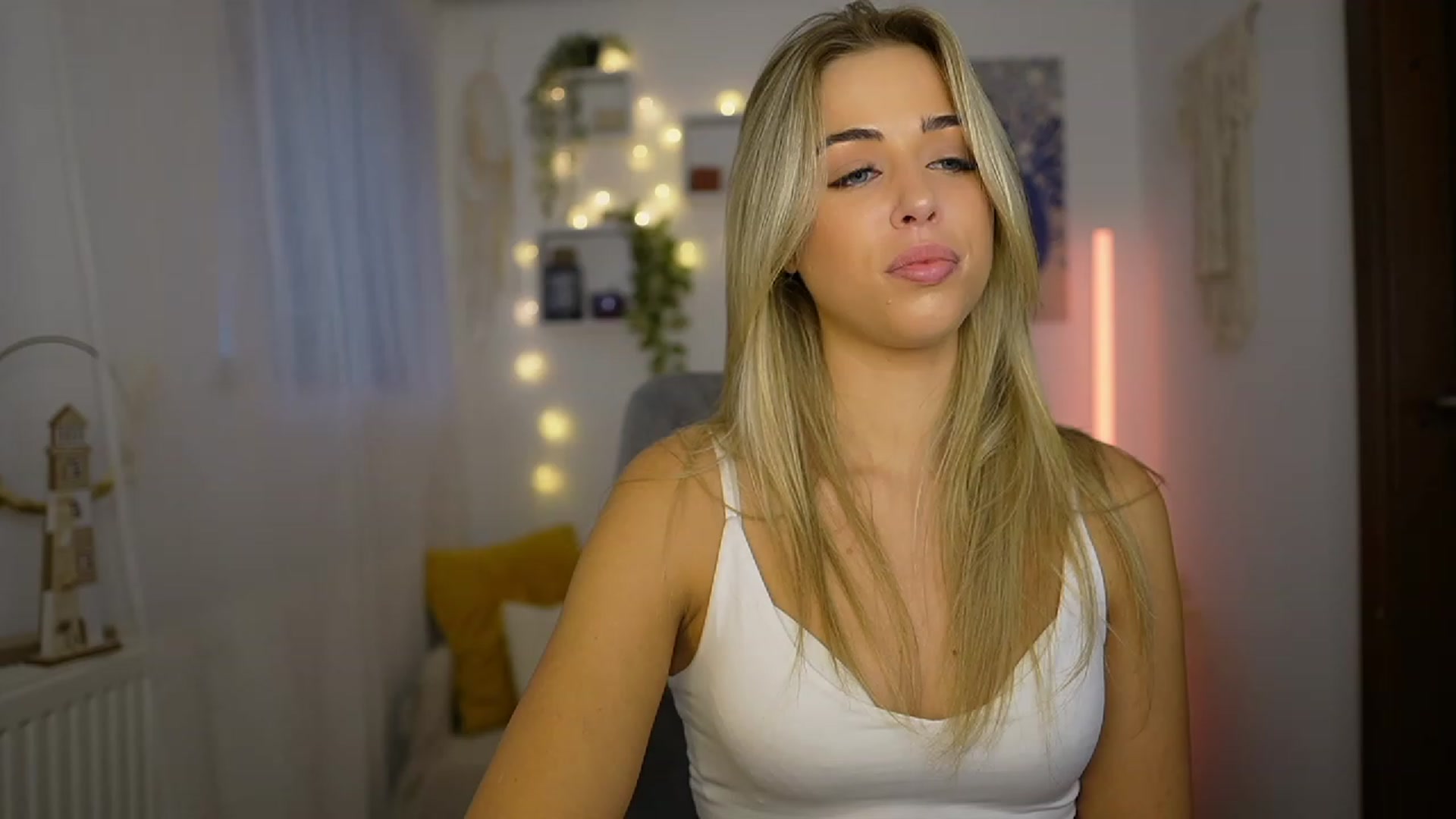 Gallery image thumbnail from Molly_Grey's myfreecams stream on, 10/23/2023, 13:00 image 18 of 20