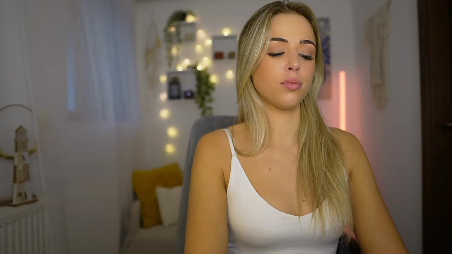 Gallery image thumbnail from Molly_Grey's myfreecams stream on, 10/23/2023, 13:00 image 7 of 20