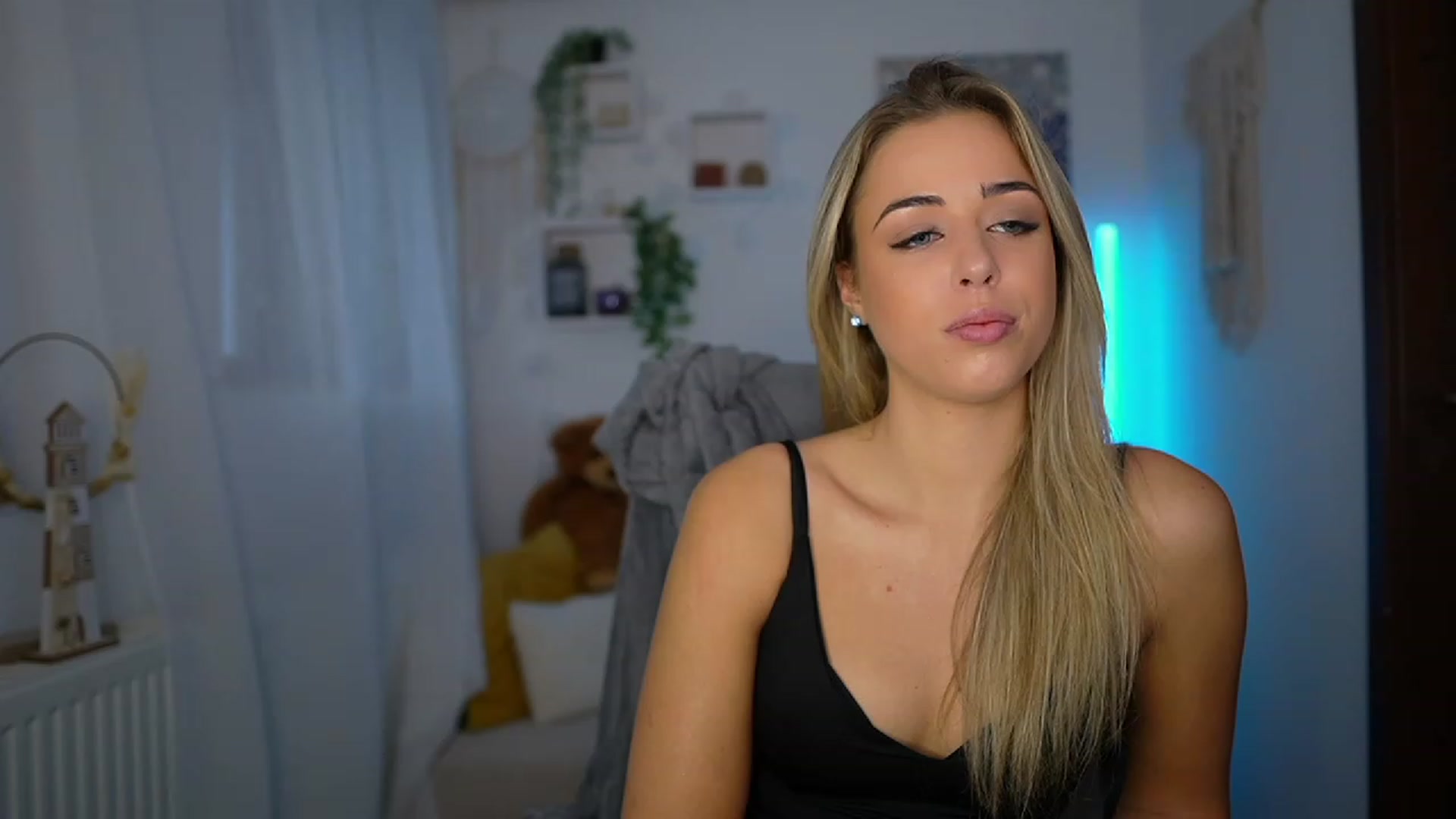Gallery image thumbnail from Molly_Grey's myfreecams stream on, 10/24/2023, 08:36 image 16 of 20