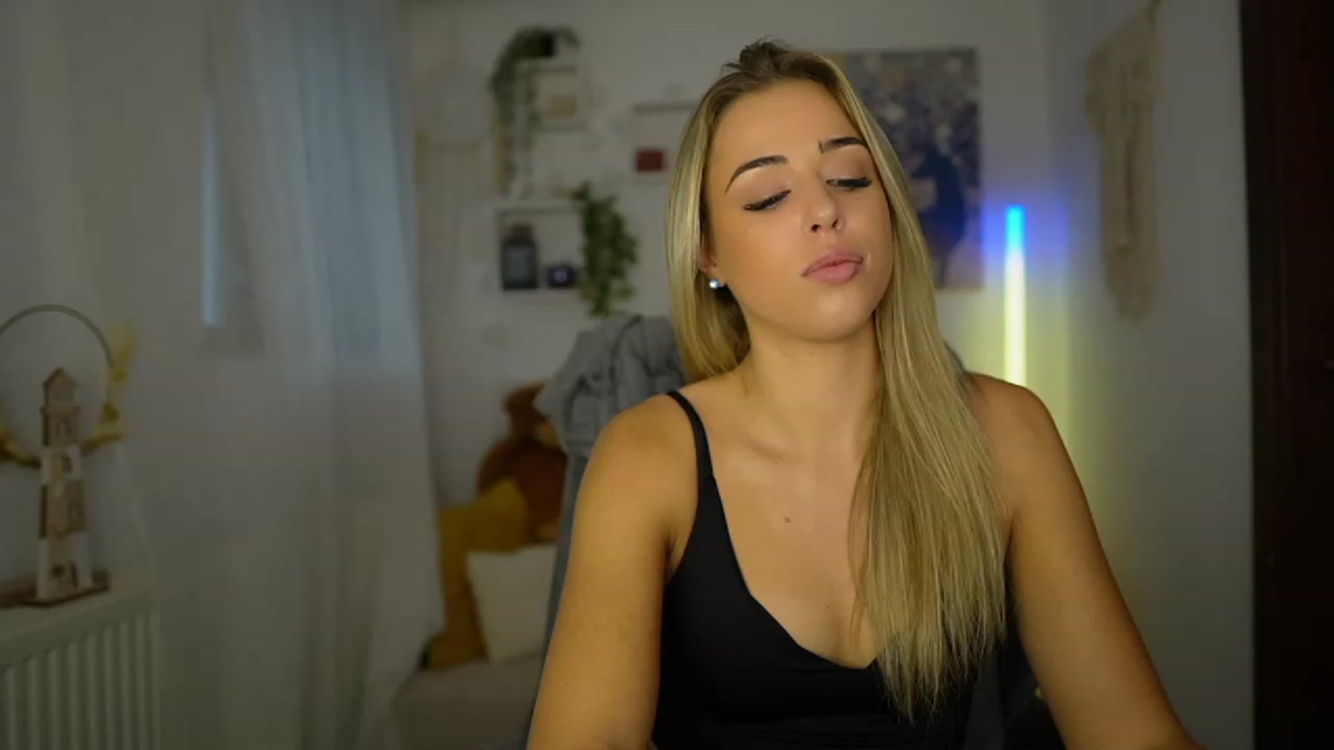 Gallery image thumbnail from Molly_Grey's myfreecams stream on, 10/24/2023, 08:36 image 17 of 20