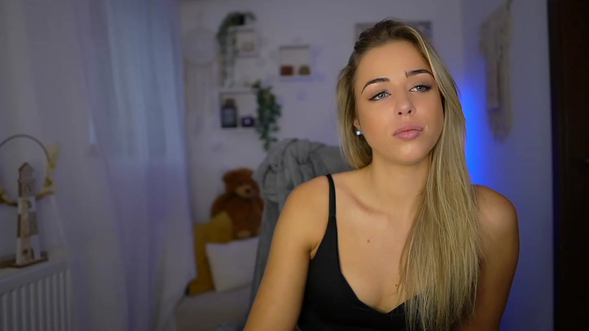 Gallery image thumbnail from Molly_Grey's myfreecams stream on, 10/24/2023, 08:36 image 11 of 20