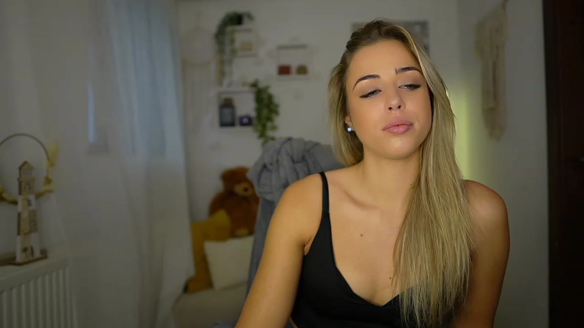Gallery image thumbnail from Molly_Grey's myfreecams stream on, 10/24/2023, 08:36 image 10 of 20