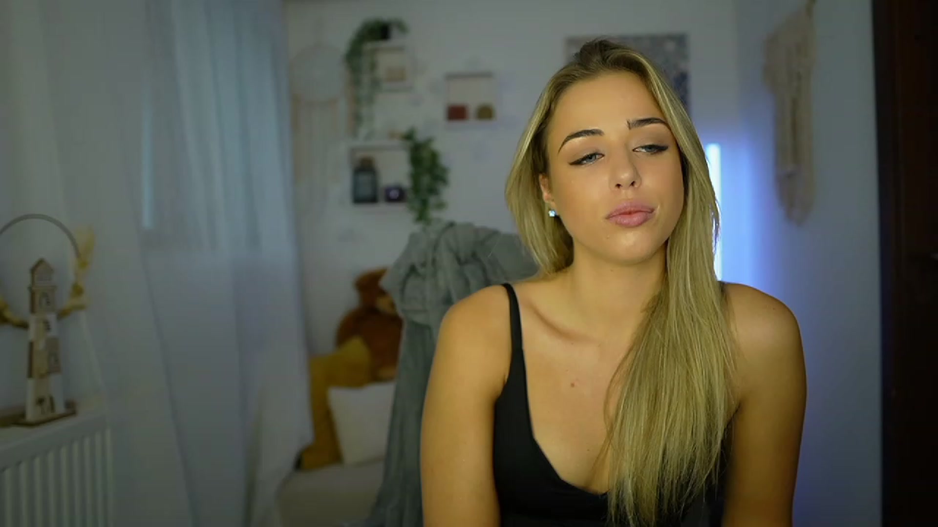 Gallery image thumbnail from Molly_Grey's myfreecams stream on, 10/24/2023, 08:36 image 14 of 20