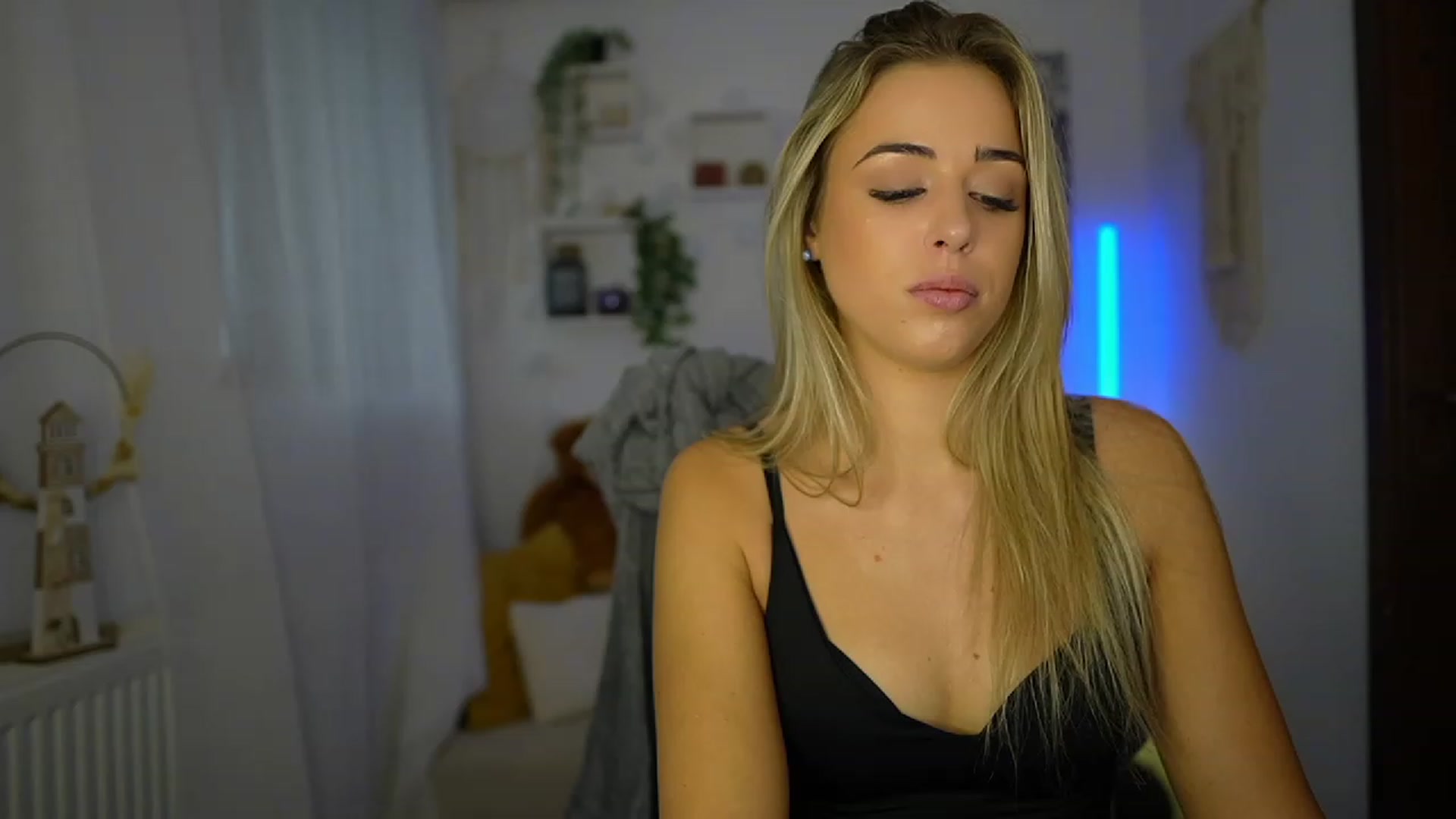 Gallery image thumbnail from Molly_Grey's myfreecams stream on, 10/24/2023, 09:57 image 2 of 20