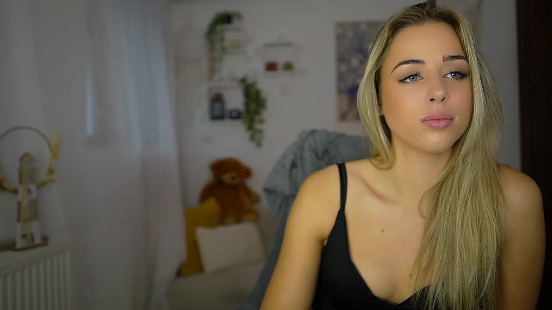 Gallery image thumbnail from Molly_Grey's myfreecams stream on, 10/24/2023, 09:57 image 9 of 20