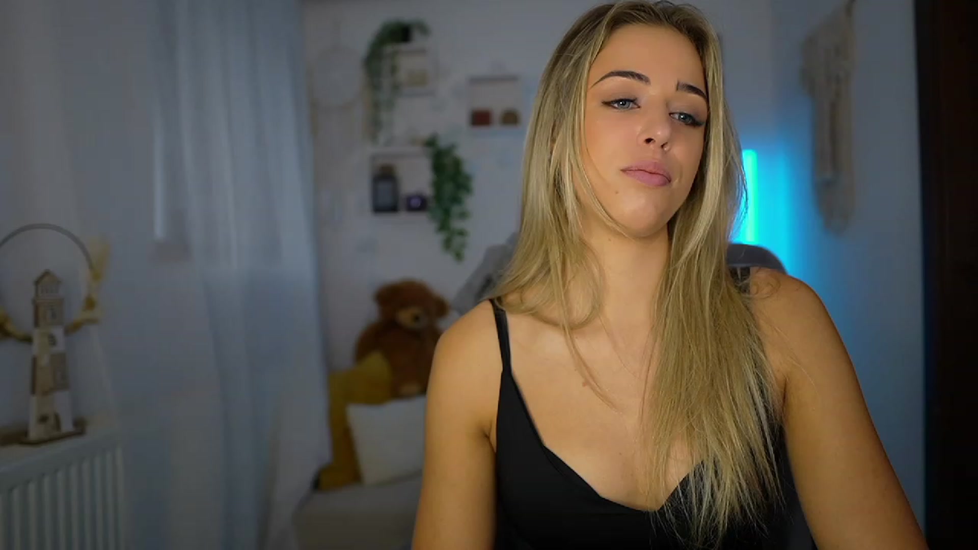 Gallery image thumbnail from Molly_Grey's myfreecams stream on, 10/24/2023, 09:57 image 7 of 20