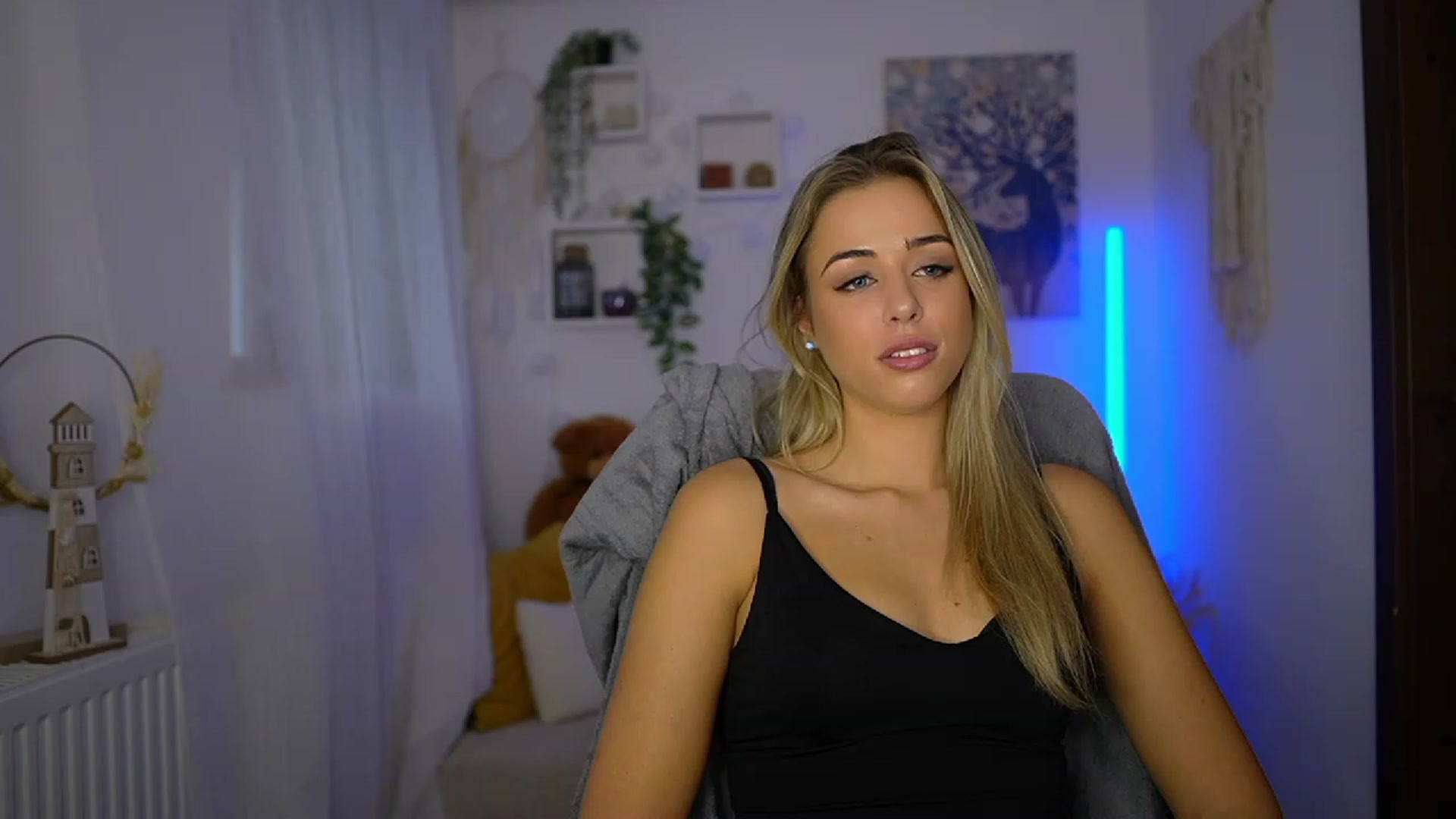 Gallery image thumbnail from Molly_Grey's myfreecams stream on, 10/24/2023, 09:57 image 10 of 20