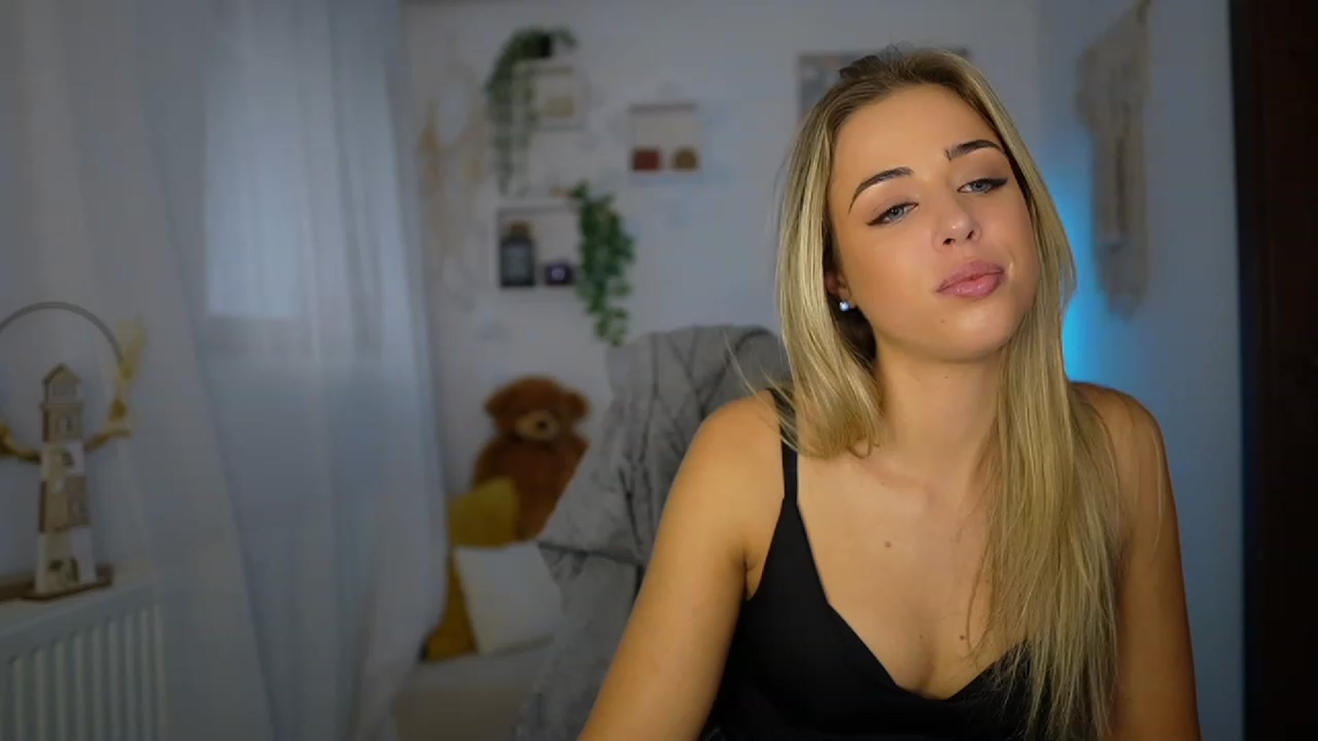 Gallery image thumbnail from Molly_Grey's myfreecams stream on, 10/24/2023, 11:16 image 19 of 20