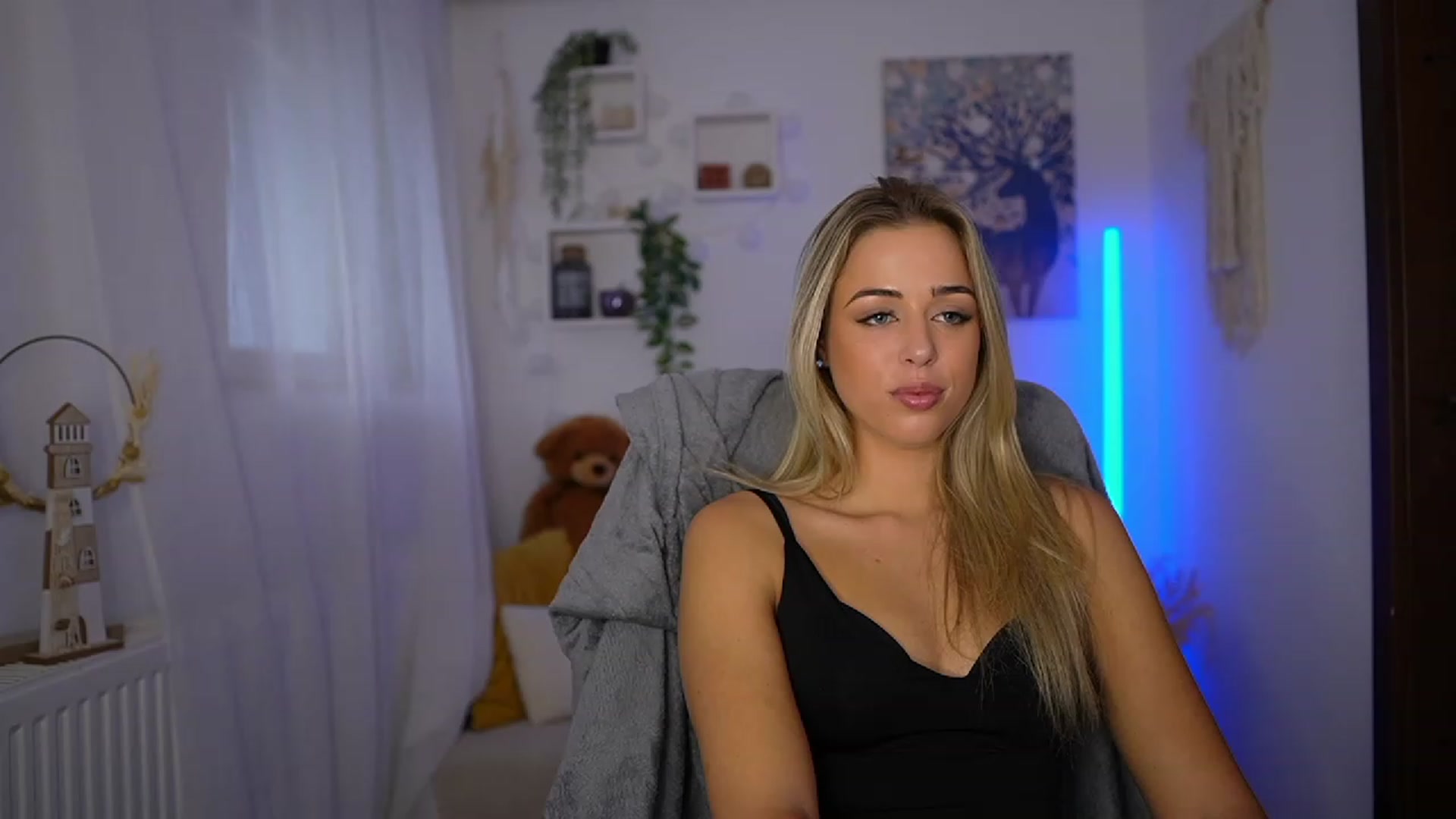 Gallery image thumbnail from Molly_Grey's myfreecams stream on, 10/24/2023, 11:16 image 15 of 20