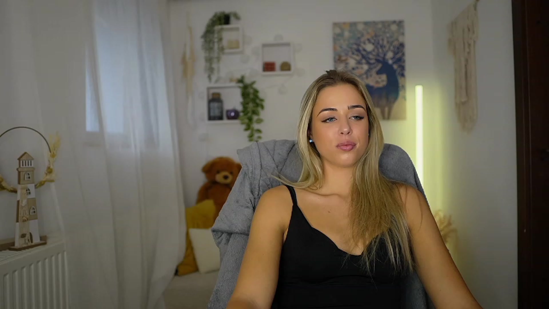 Gallery image thumbnail from Molly_Grey's myfreecams stream on, 10/24/2023, 11:16 image 17 of 20
