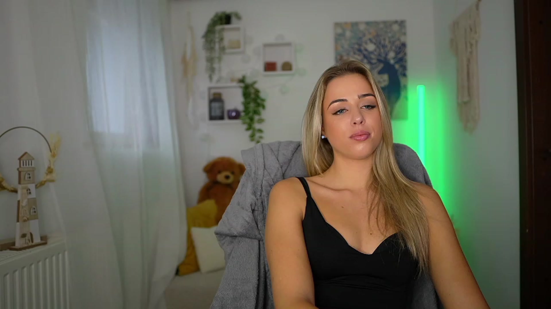 Gallery image thumbnail from Molly_Grey's myfreecams stream on, 10/24/2023, 11:16 image 13 of 20