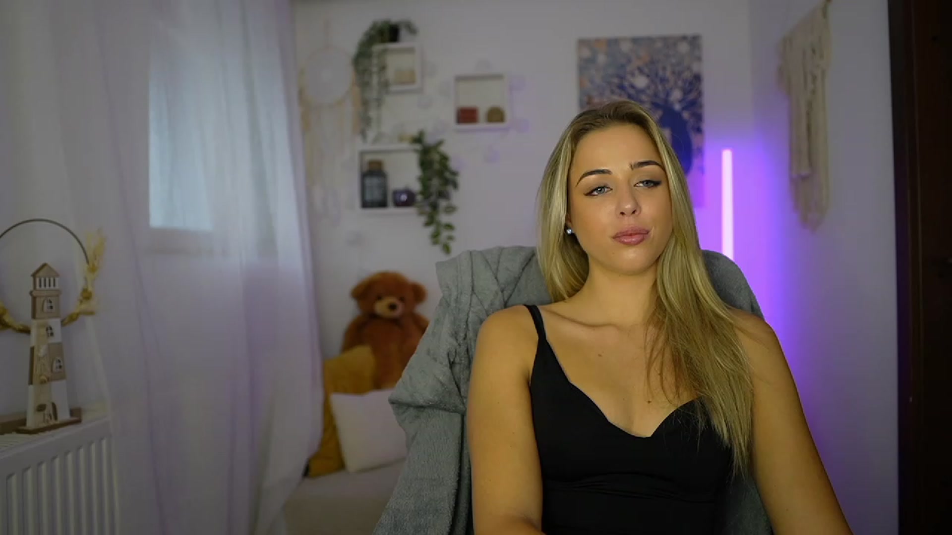 Gallery image thumbnail from Molly_Grey's myfreecams stream on, 10/24/2023, 11:16 image 8 of 20
