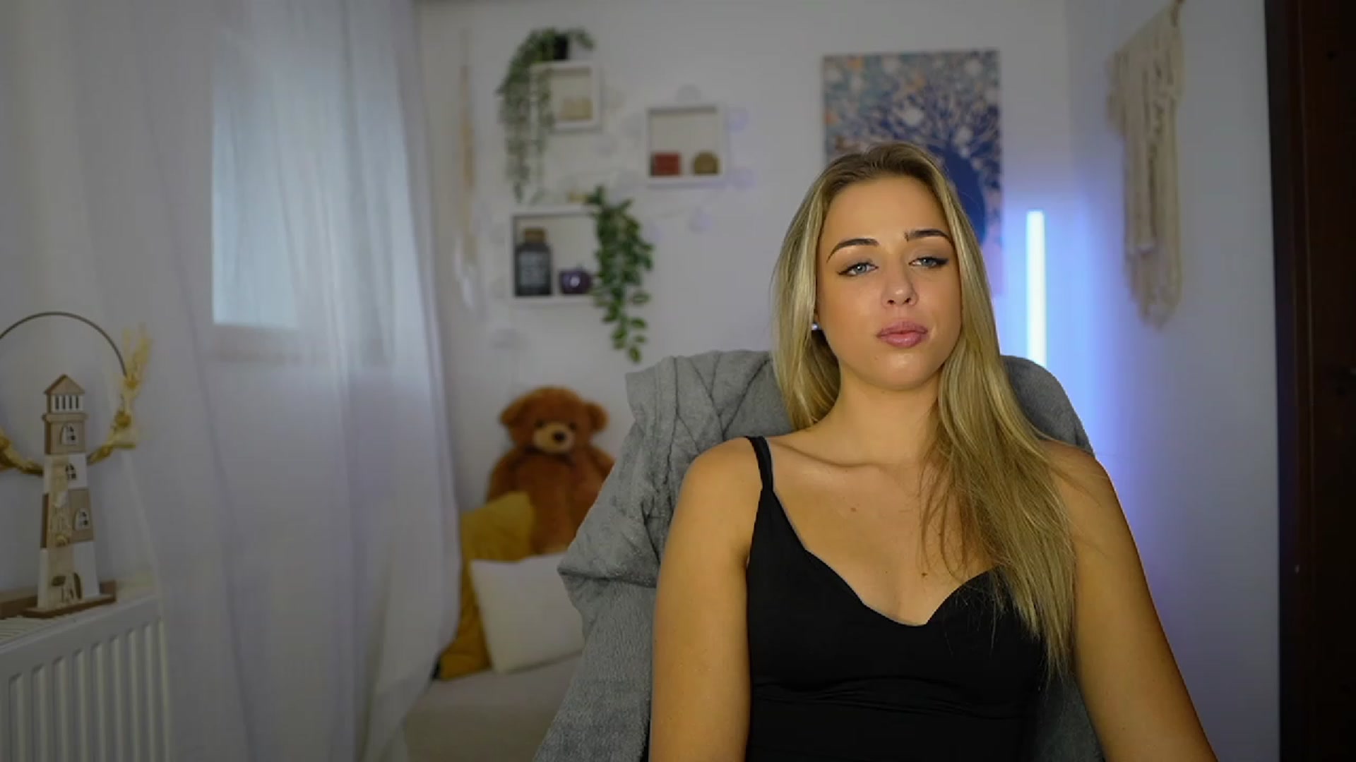Gallery image thumbnail from Molly_Grey's myfreecams stream on, 10/24/2023, 11:16 image 10 of 20