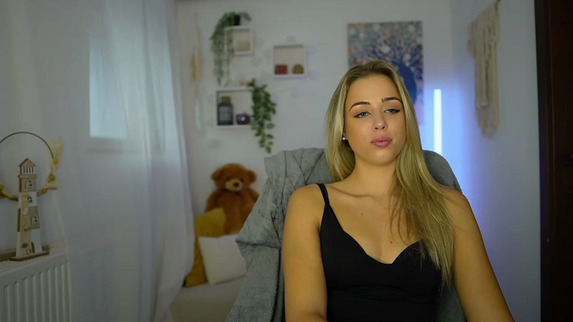 Gallery image thumbnail from Molly_Grey's myfreecams stream on, 10/24/2023, 11:16 image 9 of 20