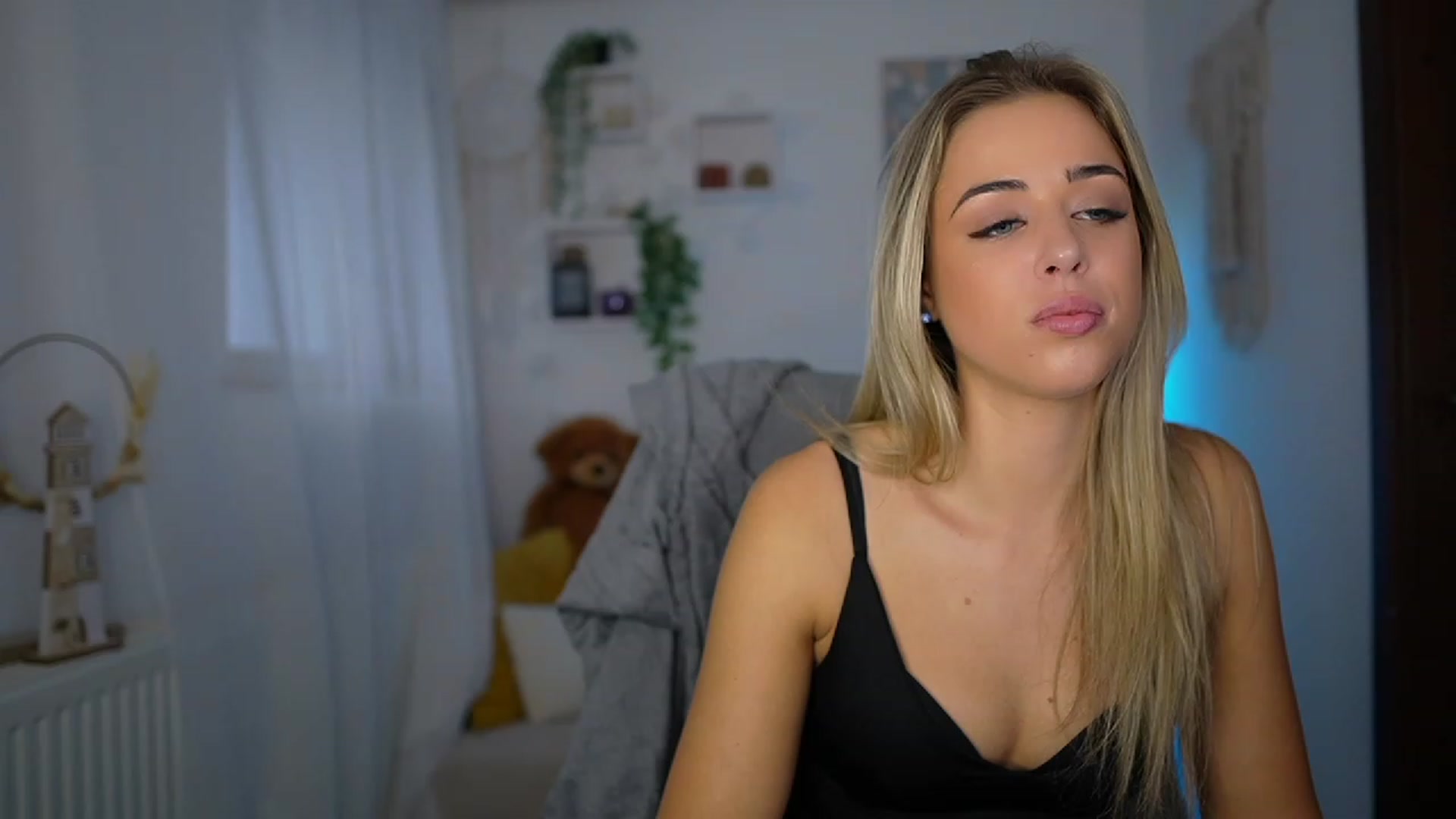 Gallery image thumbnail from Molly_Grey's myfreecams stream on, 10/24/2023, 11:16 image 18 of 20