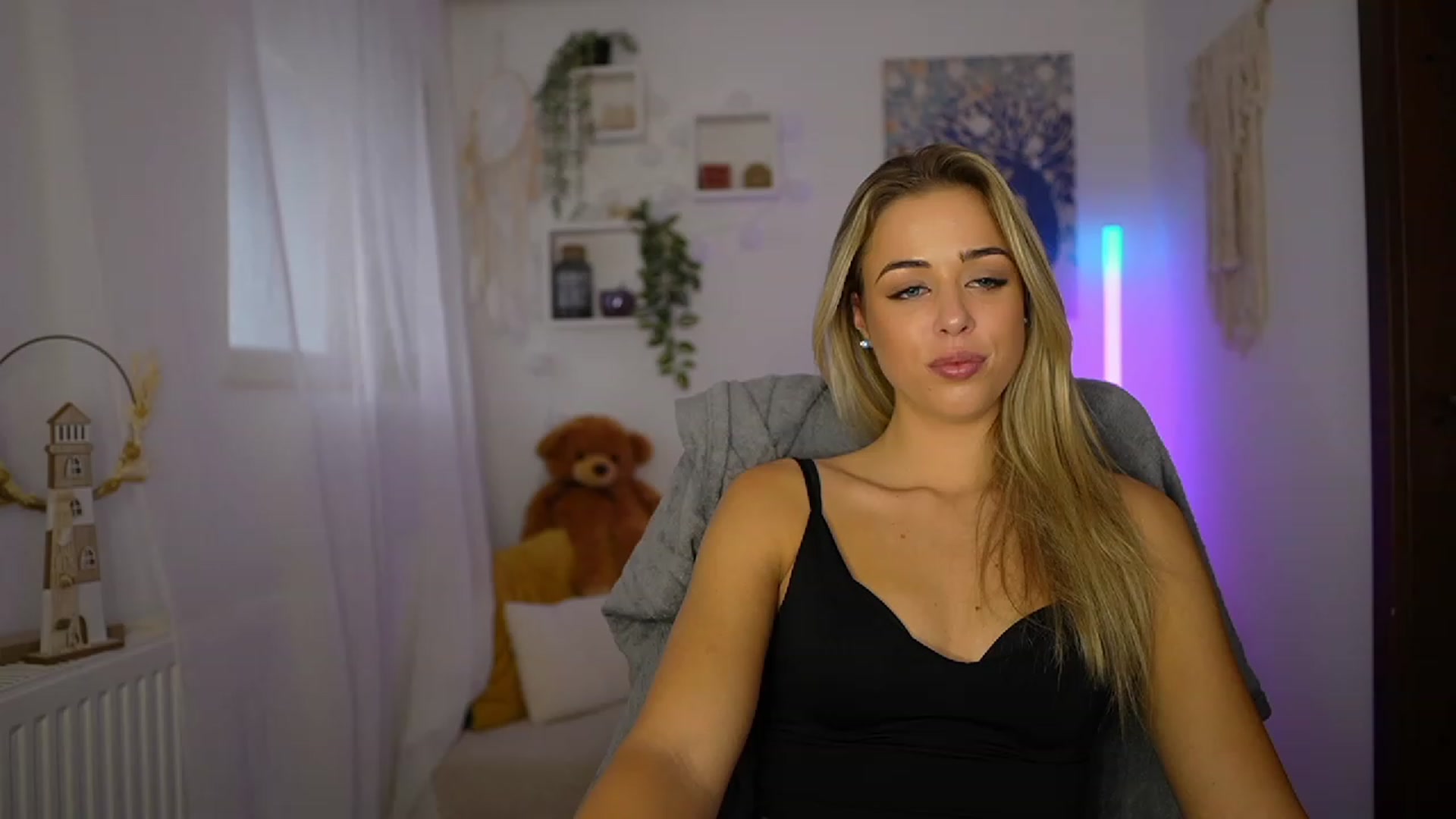 Gallery image thumbnail from Molly_Grey's myfreecams stream on, 10/24/2023, 11:16 image 7 of 20