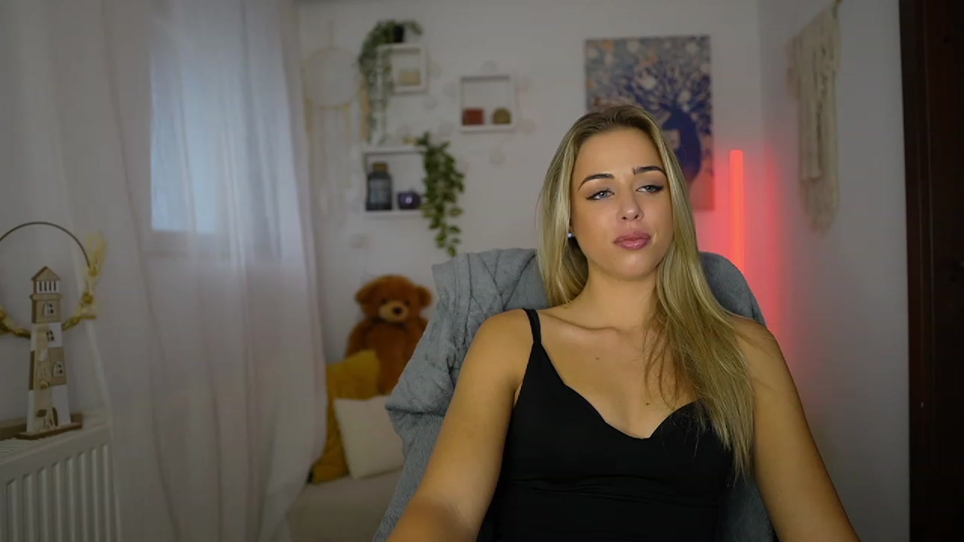 Gallery image thumbnail from Molly_Grey's myfreecams stream on, 10/24/2023, 11:16 image 12 of 20