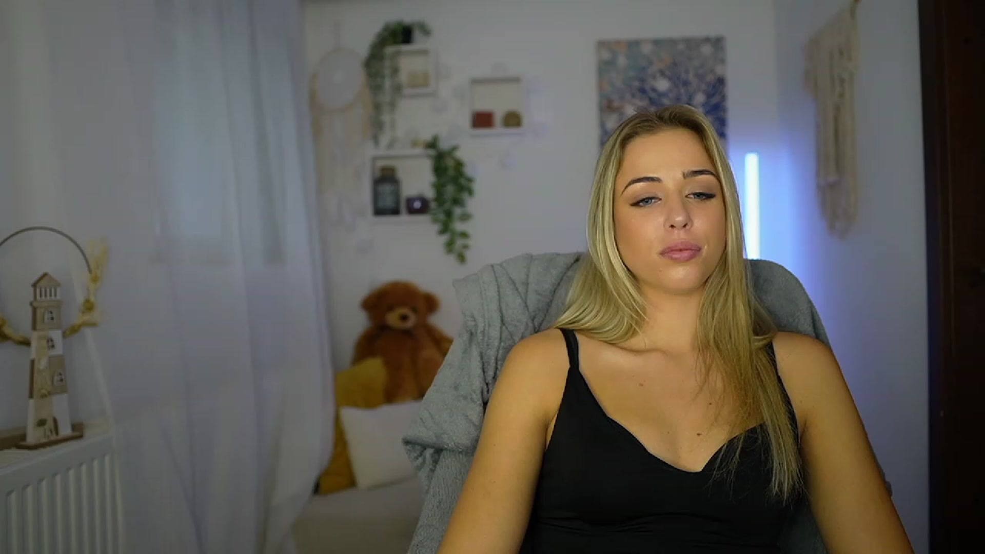 Gallery image thumbnail from Molly_Grey's myfreecams stream on, 10/24/2023, 12:39 image 1 of 20