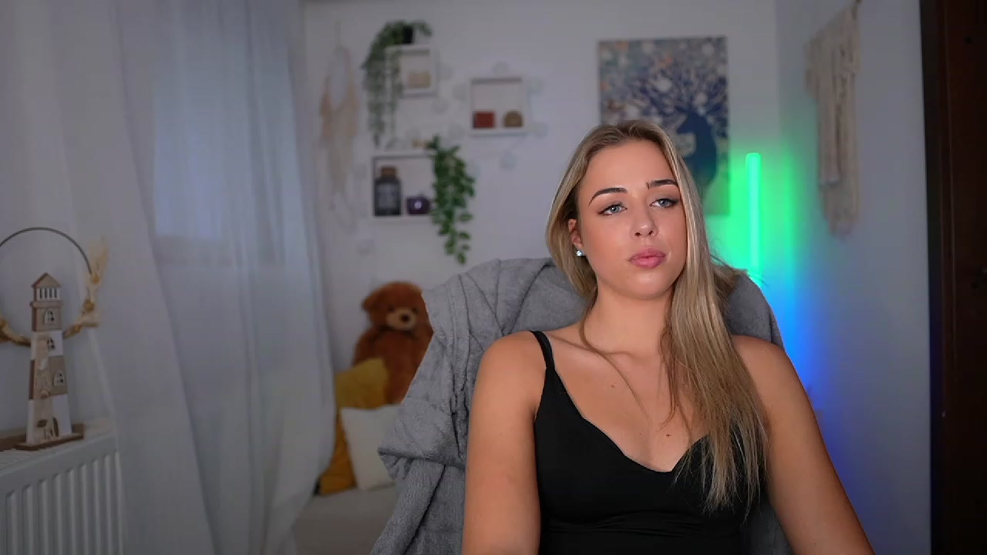 Gallery image thumbnail from Molly_Grey's myfreecams stream on, 10/24/2023, 12:39 image 16 of 20