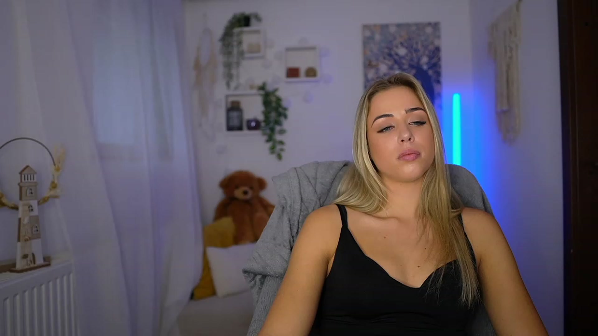 Gallery image thumbnail from Molly_Grey's myfreecams stream on, 10/24/2023, 12:39 image 2 of 20