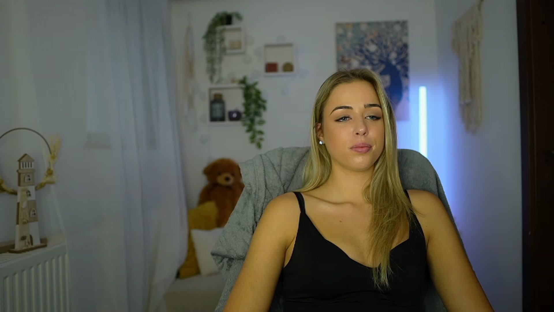 Gallery image thumbnail from Molly_Grey's myfreecams stream on, 10/24/2023, 12:39 image 8 of 20