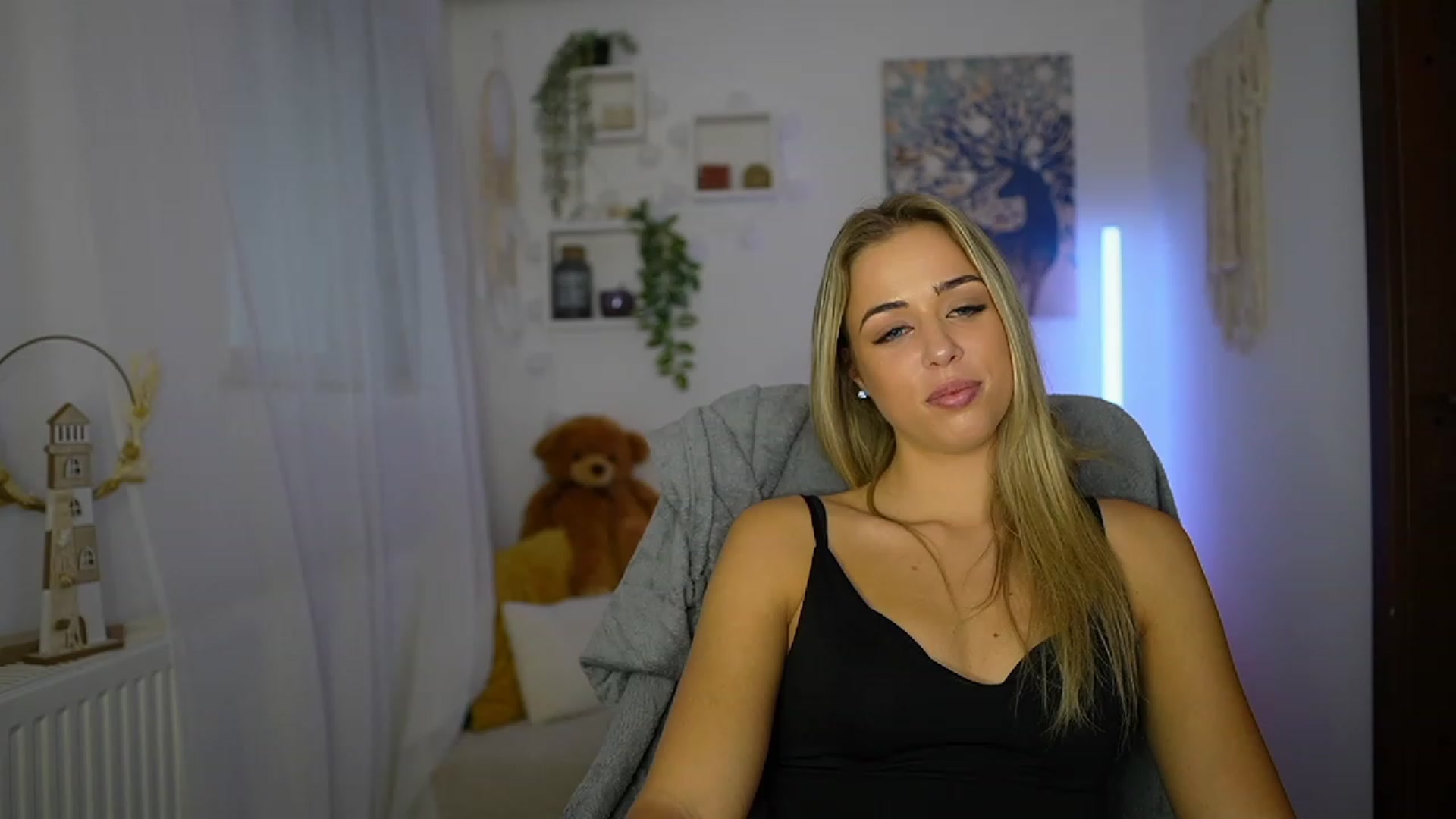 Gallery image thumbnail from Molly_Grey's myfreecams stream on, 10/24/2023, 12:39 image 20 of 20