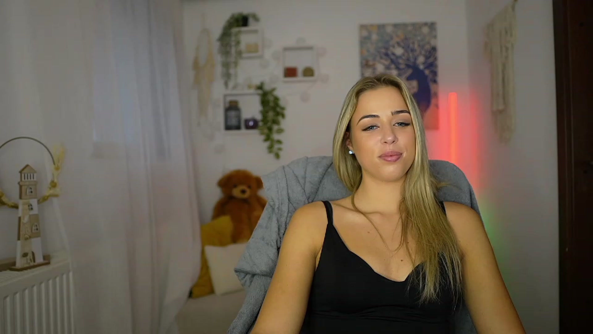 Gallery image thumbnail from Molly_Grey's myfreecams stream on, 10/24/2023, 12:39 image 18 of 20