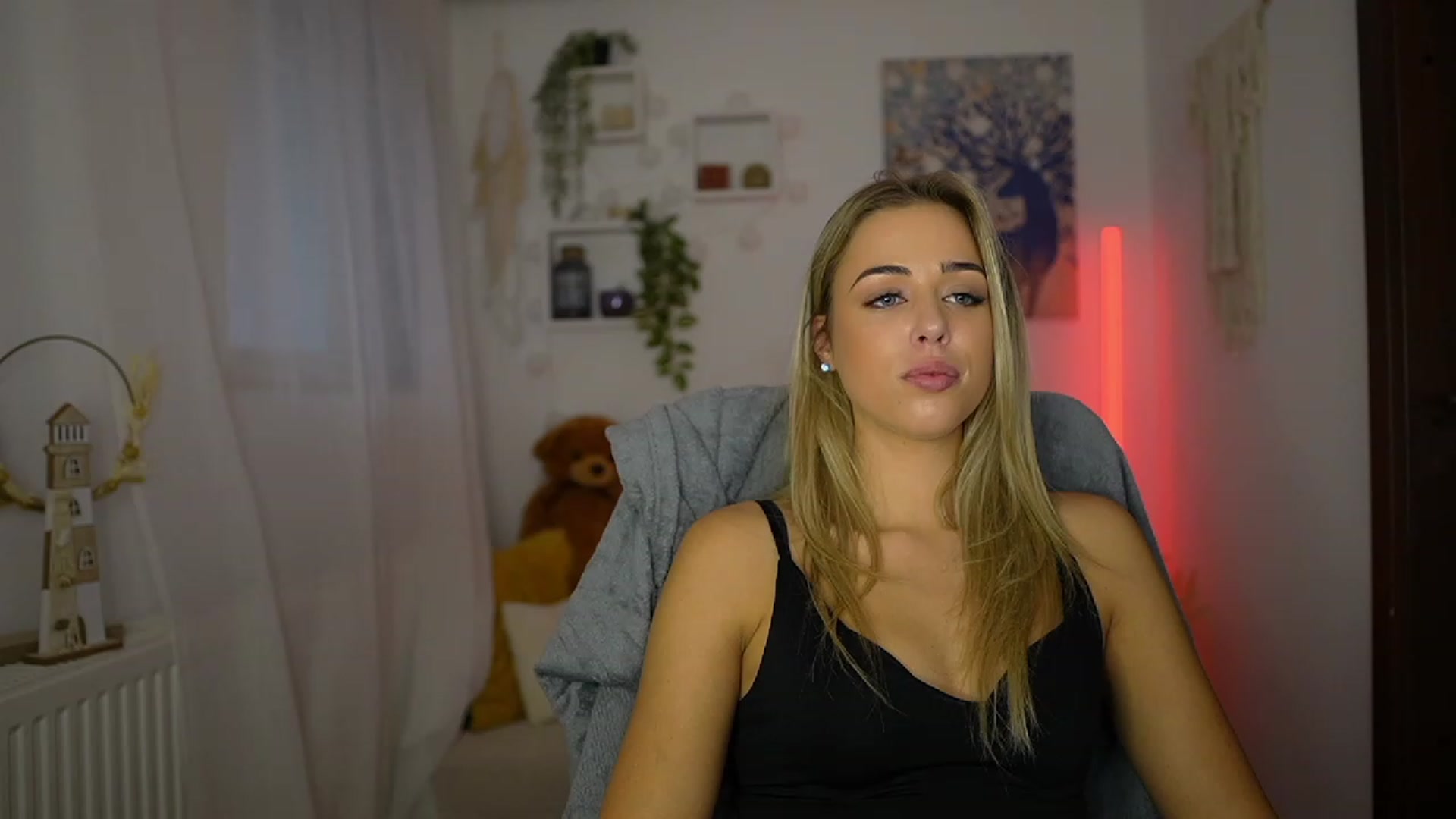 Gallery image thumbnail from Molly_Grey's myfreecams stream on, 10/24/2023, 12:39 image 6 of 20